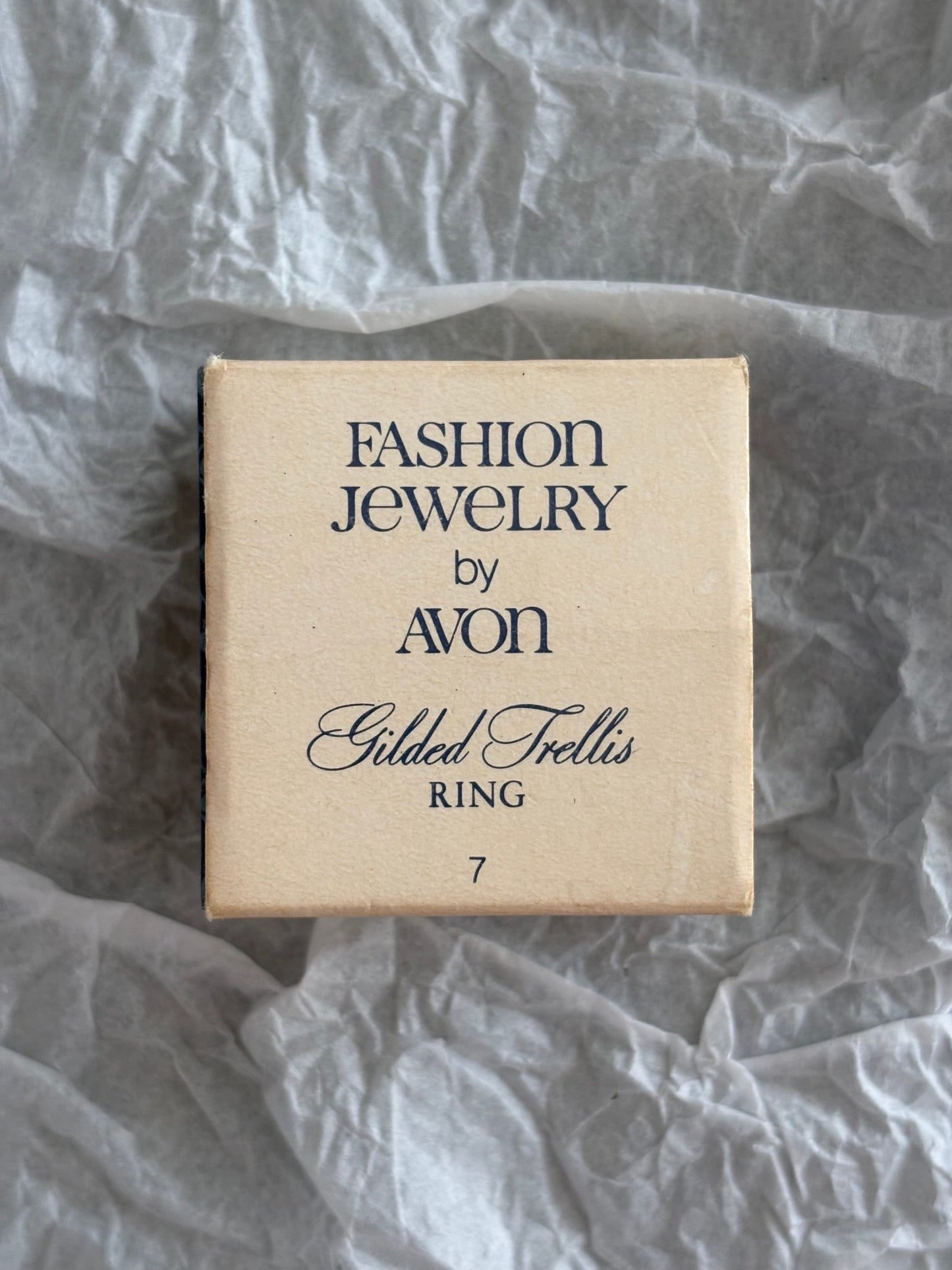 Pozłacany pierścionek Avon „Gilded Trellis”, rozmiar 17 (54)