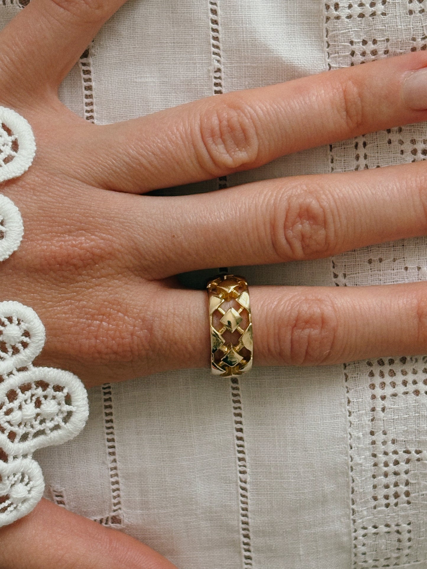 Pozłacany pierścionek Avon „Gilded Trellis”, rozmiar 17 (54)