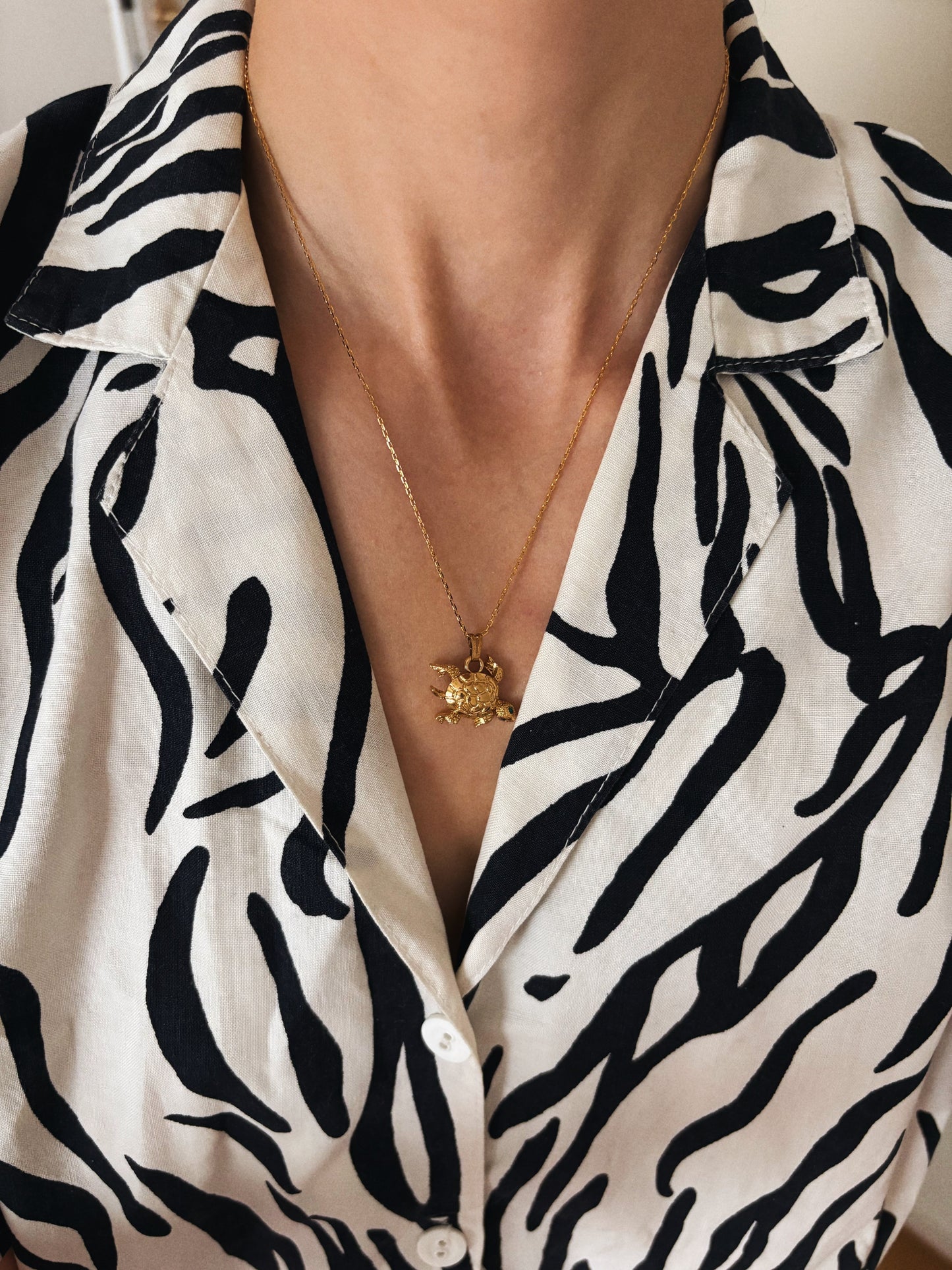 Pozłacany ruchomy naszyjnik Monet w kształcie żółwia