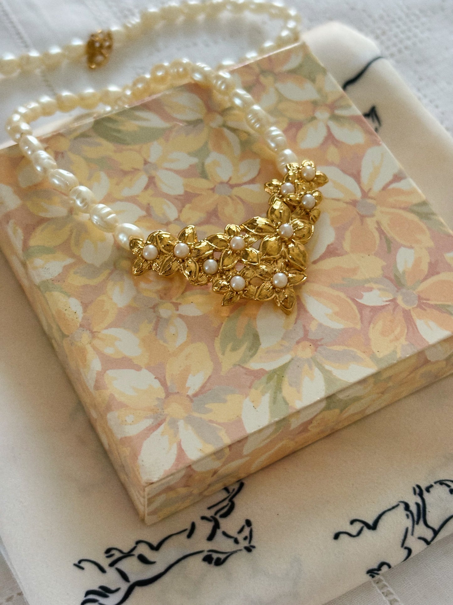 Naszyjnik Avon „Golden Bouquet, 1988 rok