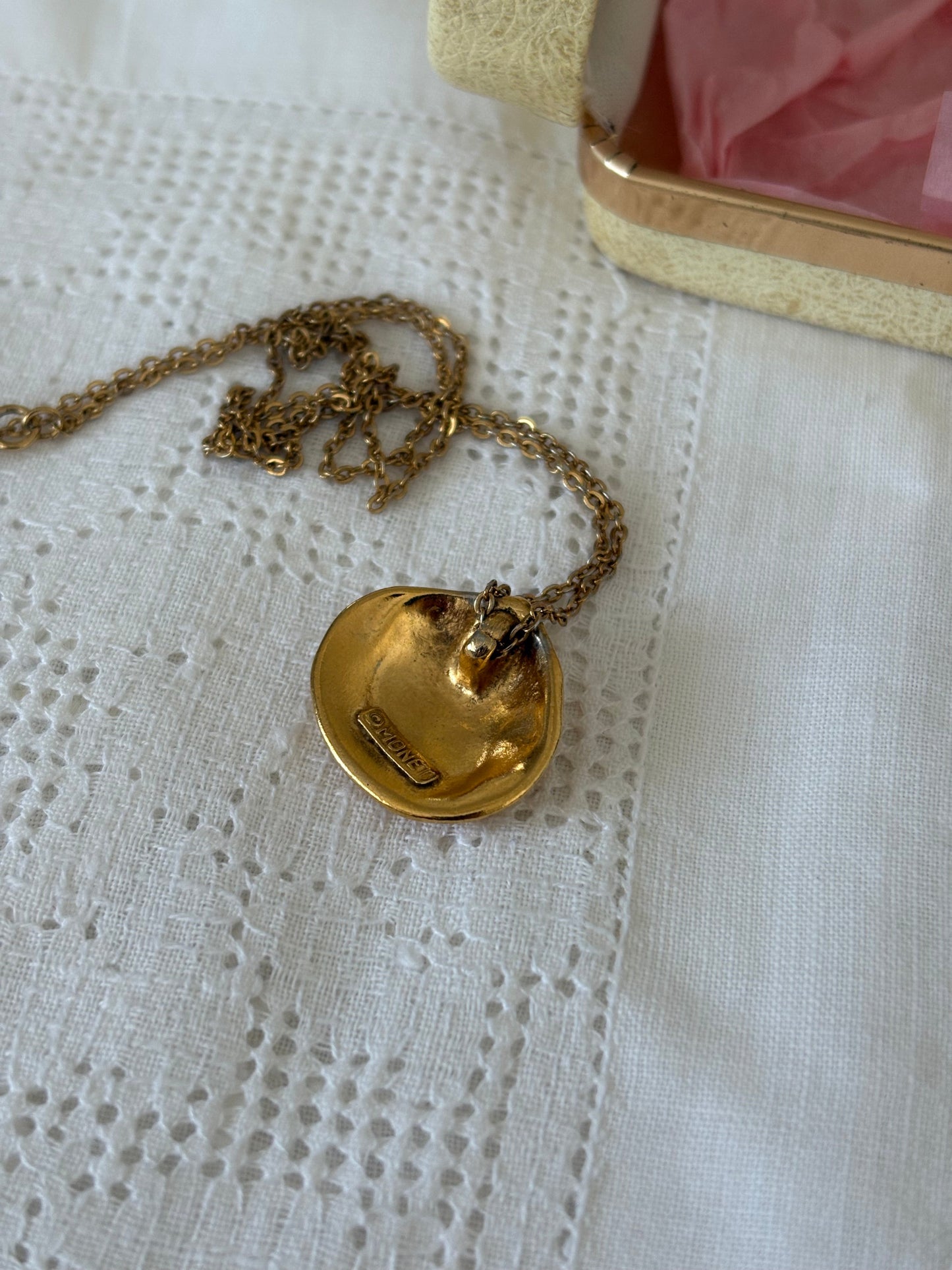 Pozłacany naszyjnik Monet z muszlą