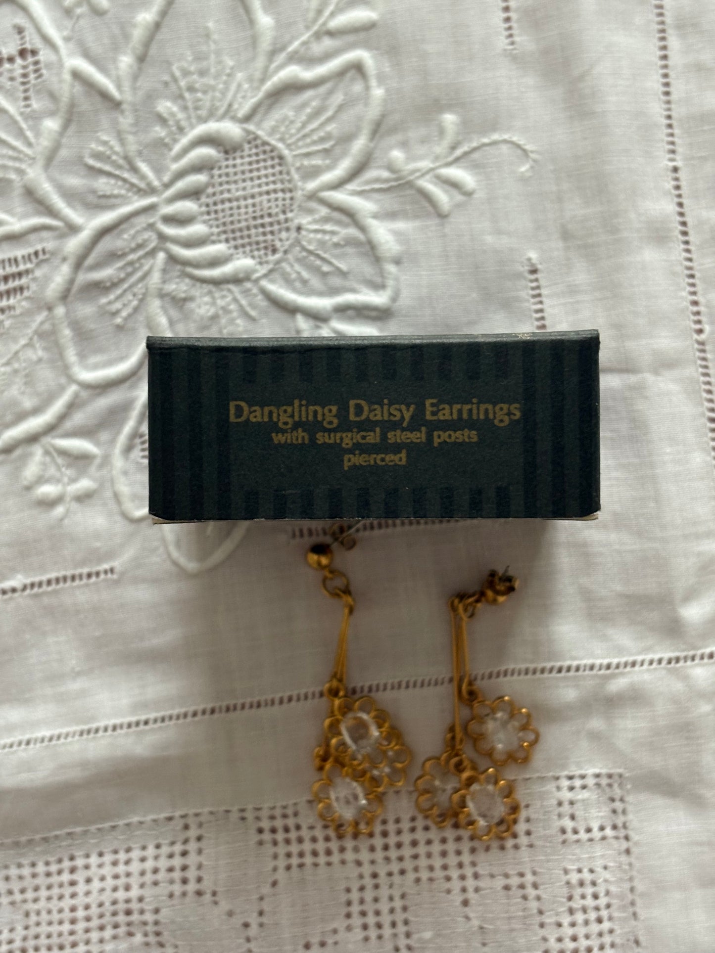 Kolczyki Avon “Dangling Daisy”, 1994 rok