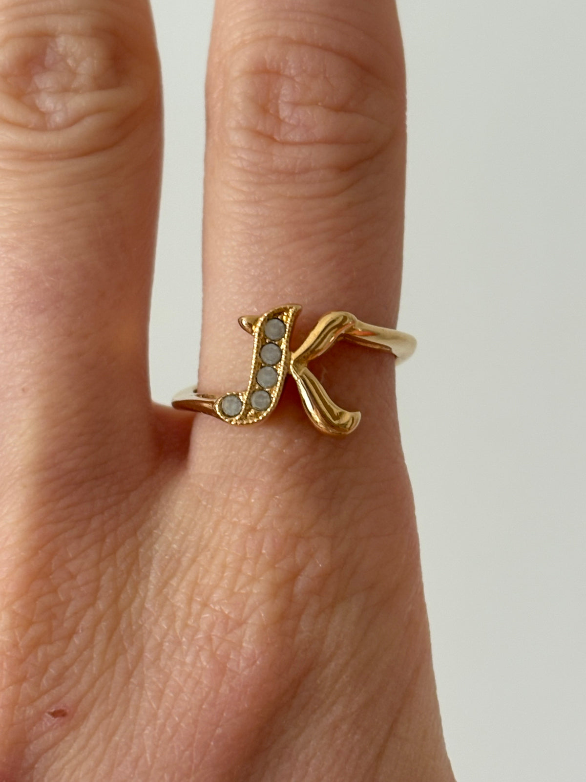 Pierścionek Avon z inicjałem „K” – «Initial Ring»,17 mm