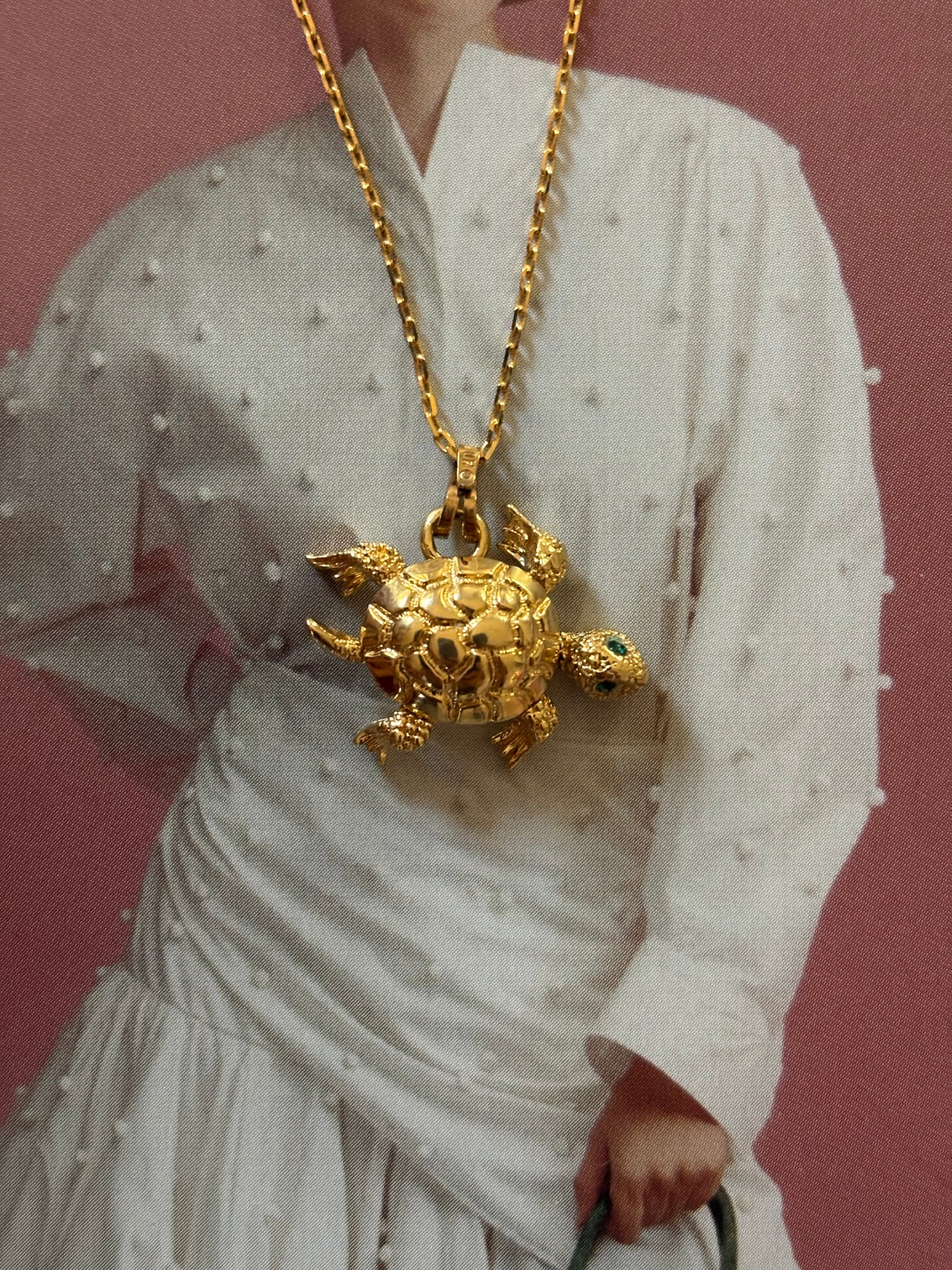 Pozłacany ruchomy naszyjnik Monet w kształcie żółwia