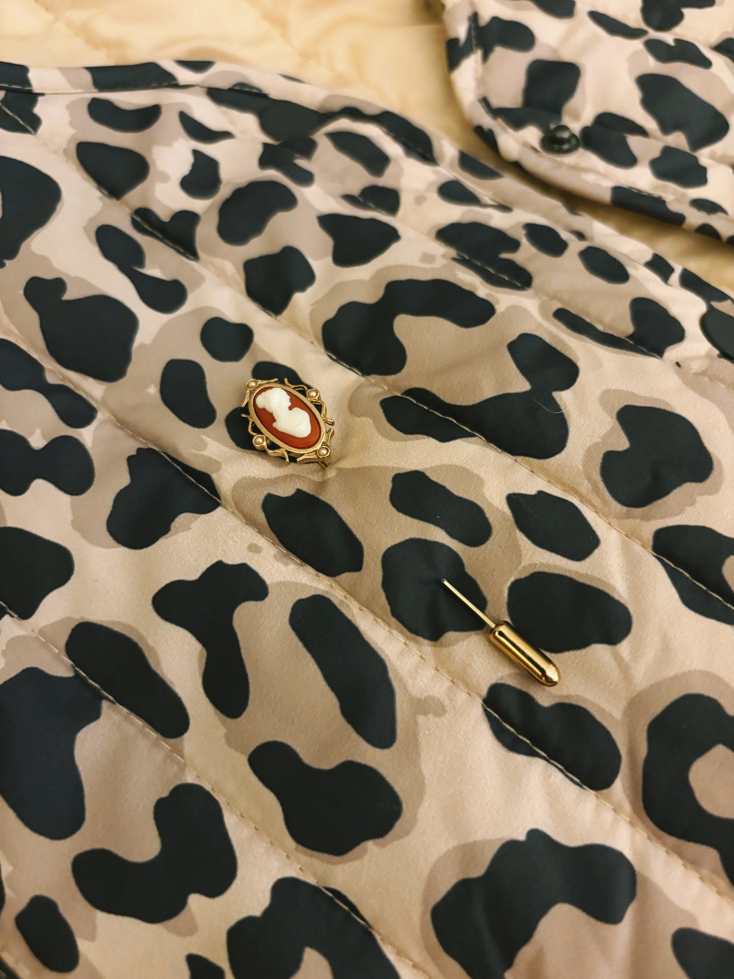 Broszka- szpilka z kameą Avon „Cameo Stickpin”, 1978 rok