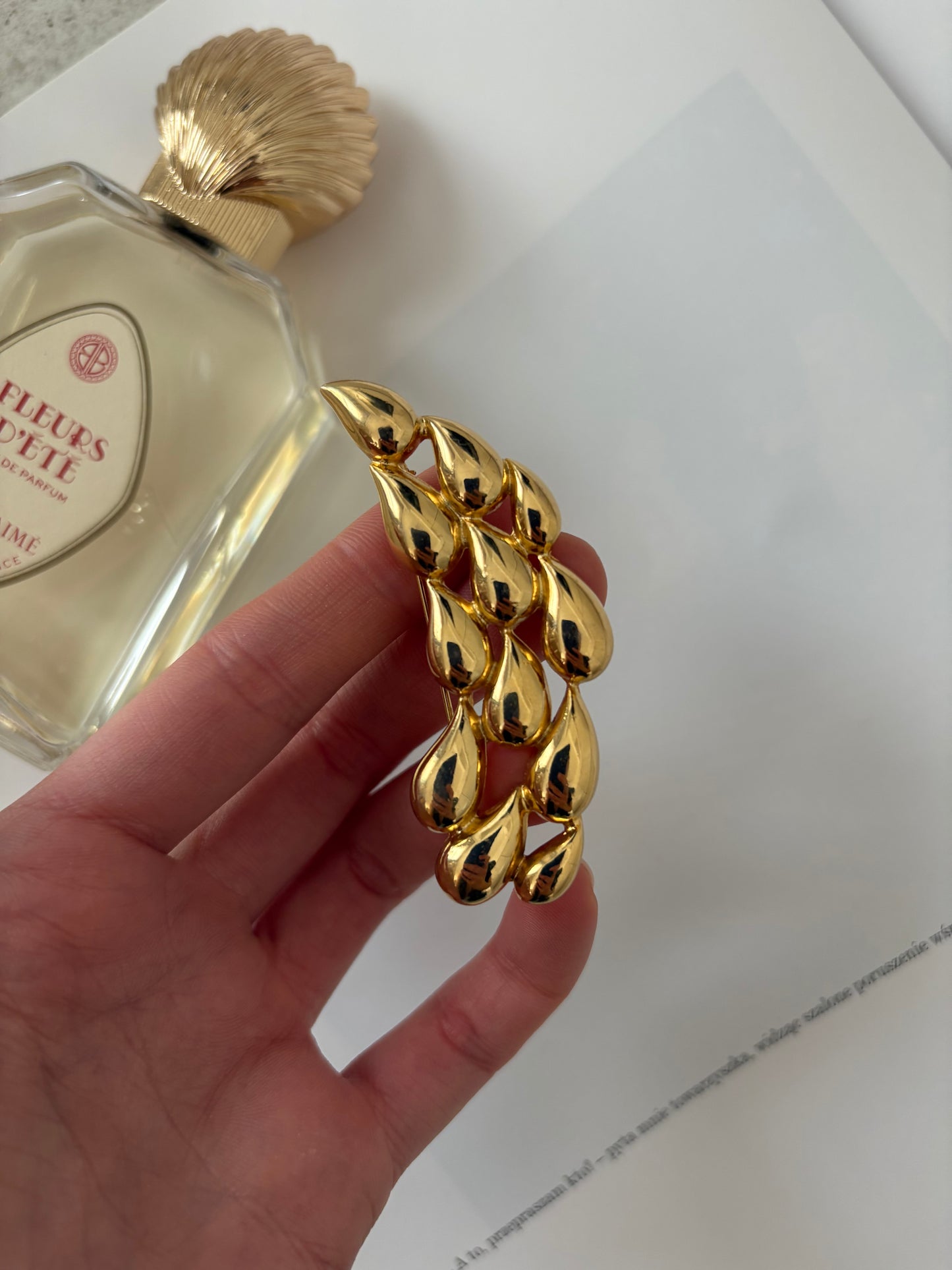Pozłacana broszka Givenchy w formie kropli