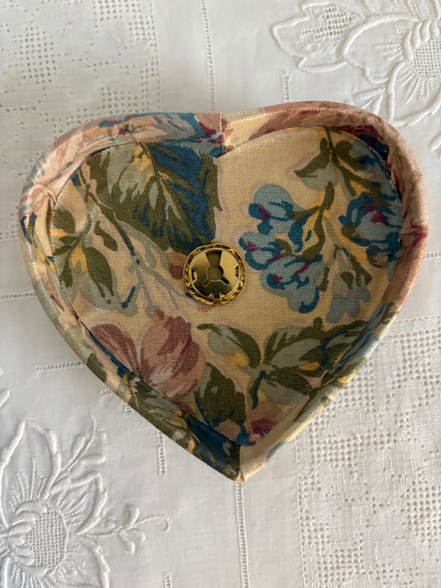 Nakładka na górny guzik kołnierzyka