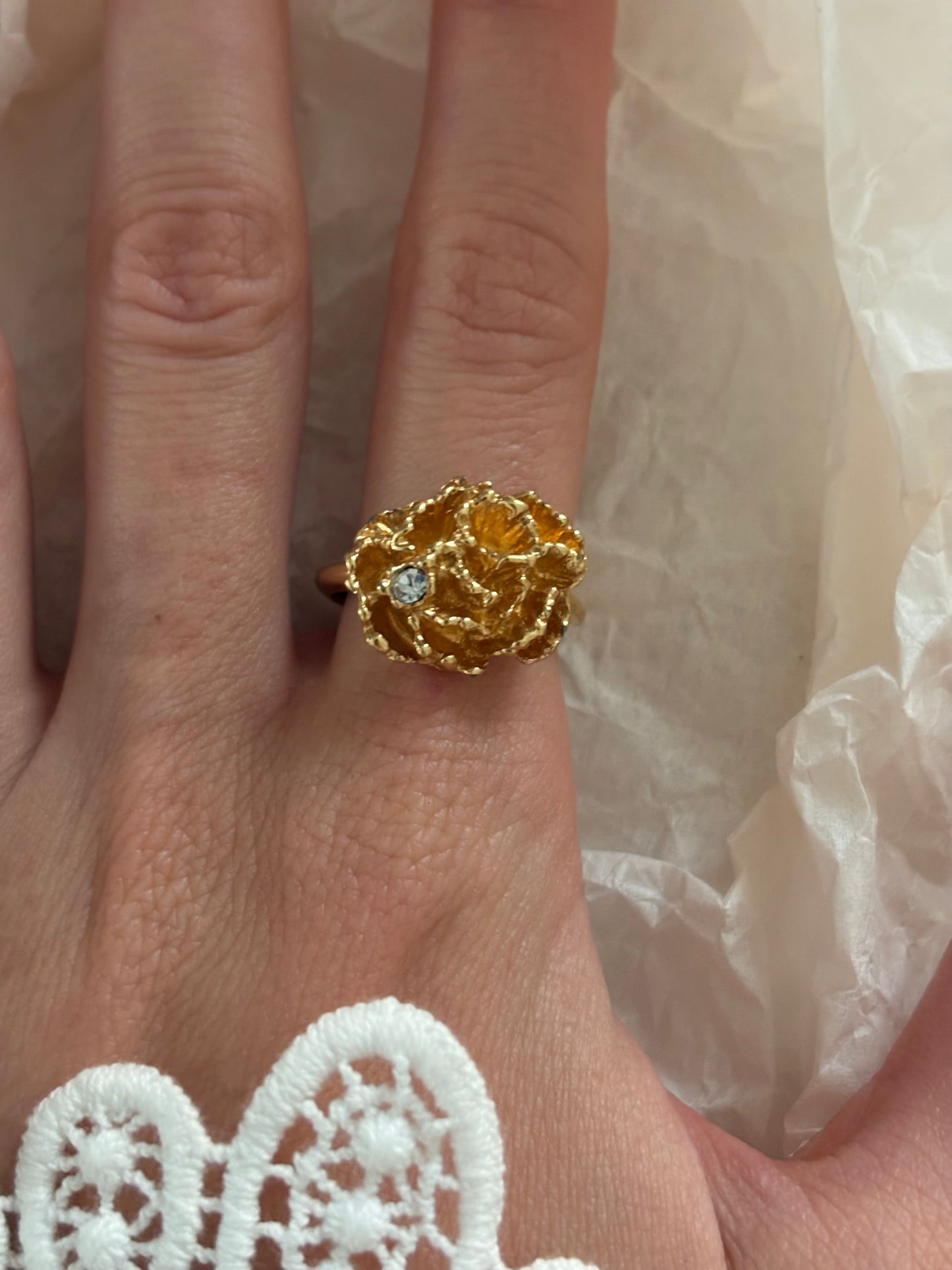 Pierścionek Avon „Flowerblaze”,1976 rok