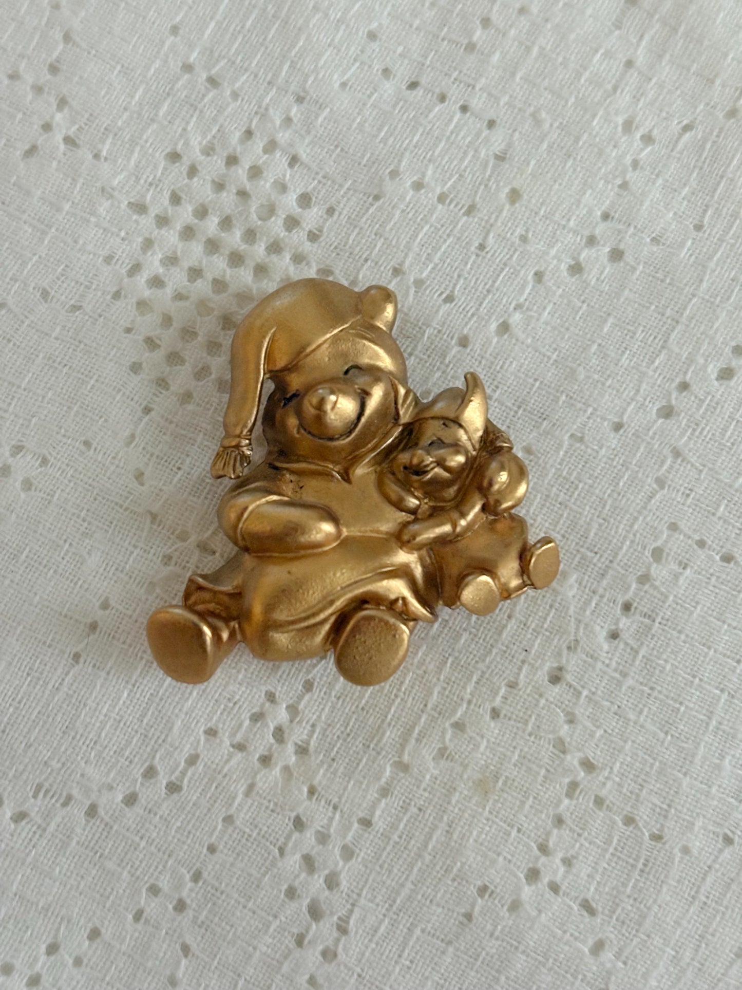 Pozłacana broszka Disney „Kubusiowy sen”