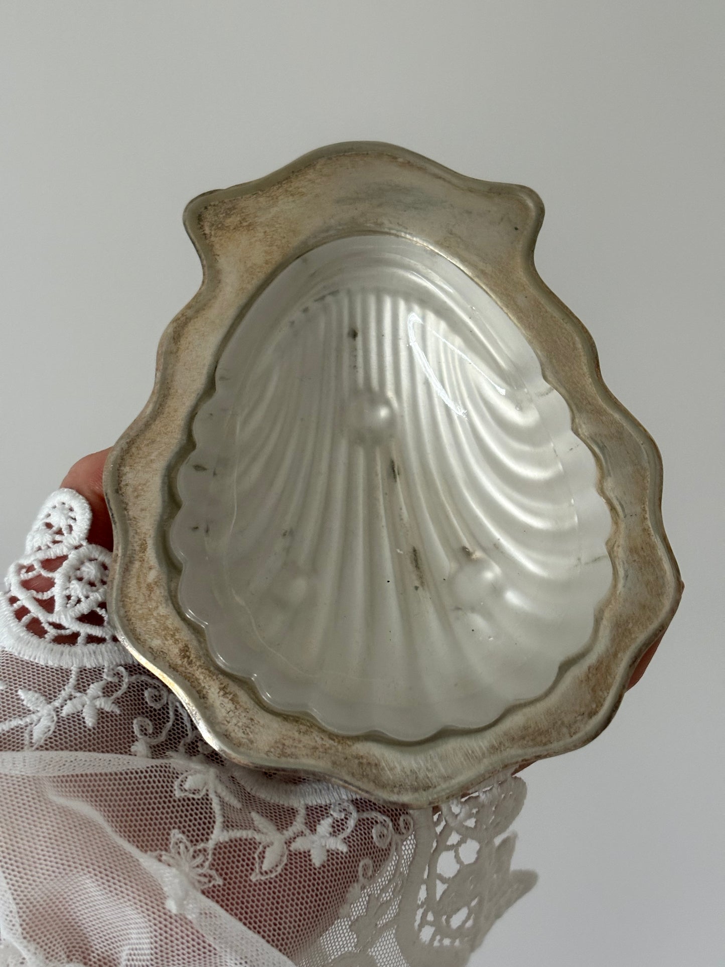 Decorative shell – milk glass + metal
