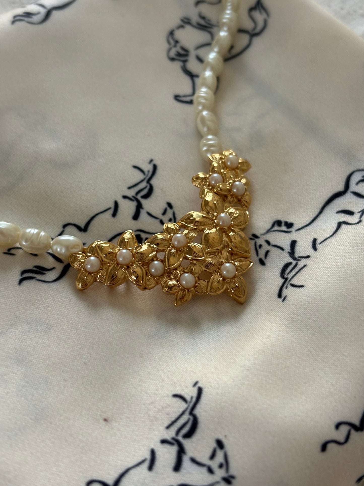 Naszyjnik Avon „Golden Bouquet, 1988 rok