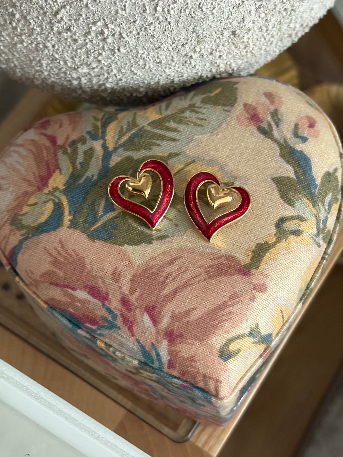 Kolczyki Avon z emalią „Double heart”, 1989 rok