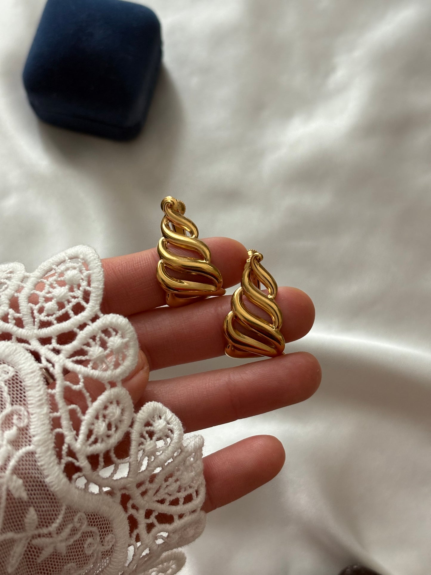 Pozłacane klipsy Napier w formie skręconych wstęg