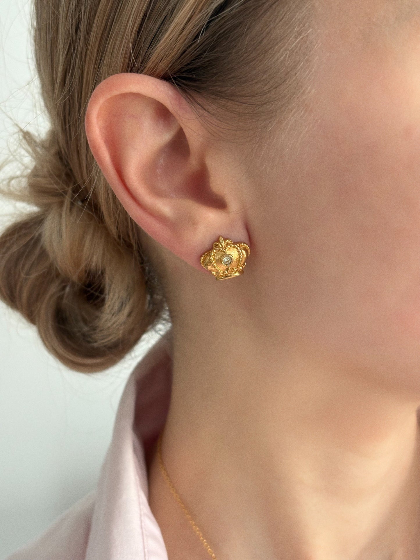 Pozłacane kolczyki Avon „Regal Crown”, 1989