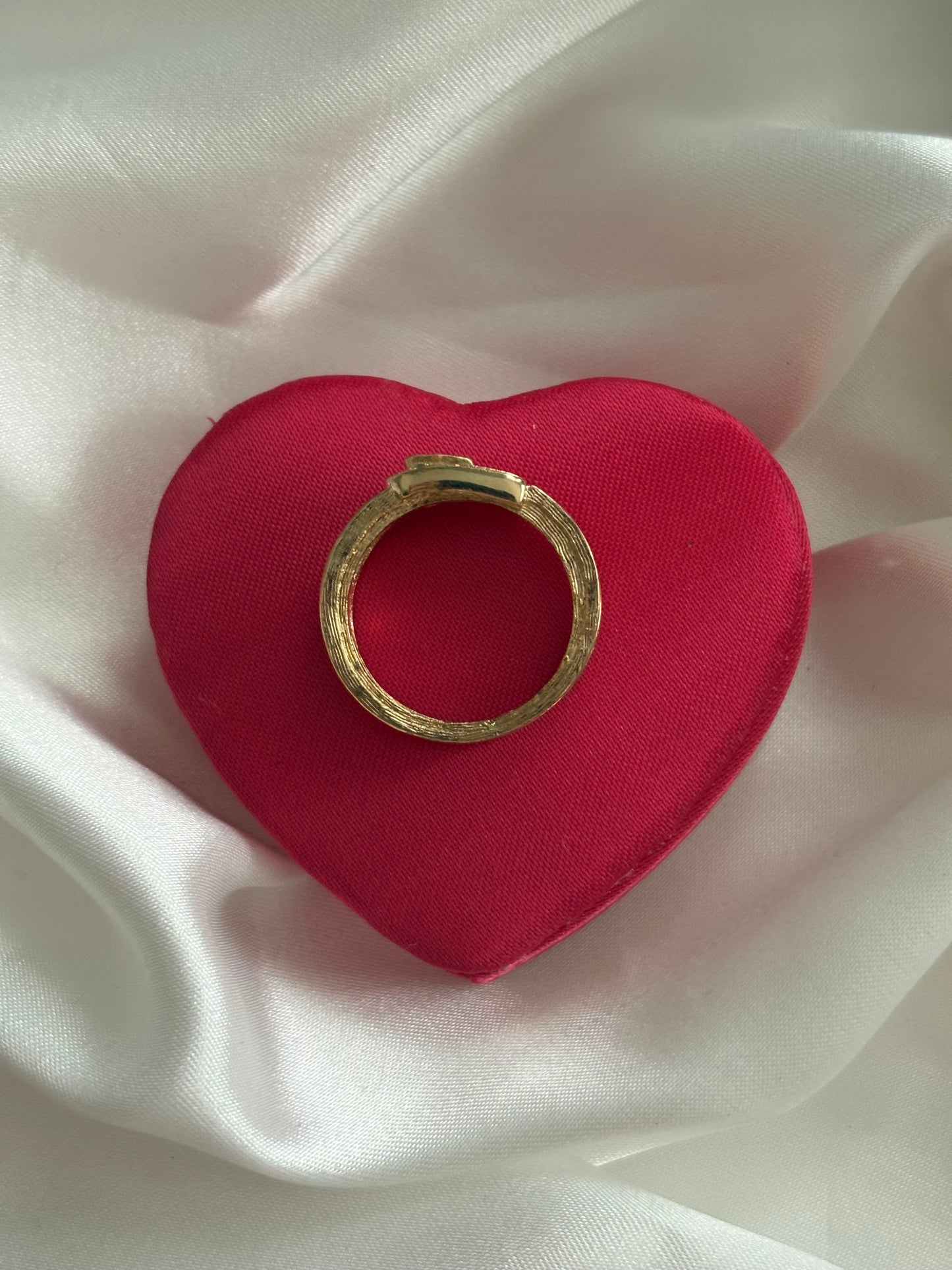 Pozłacany pierścionek Avon „Buckle Ring”,1973 rok