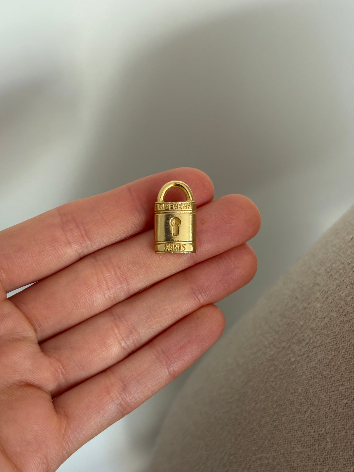 Pozłacana miniaturowa broszka Givenchy