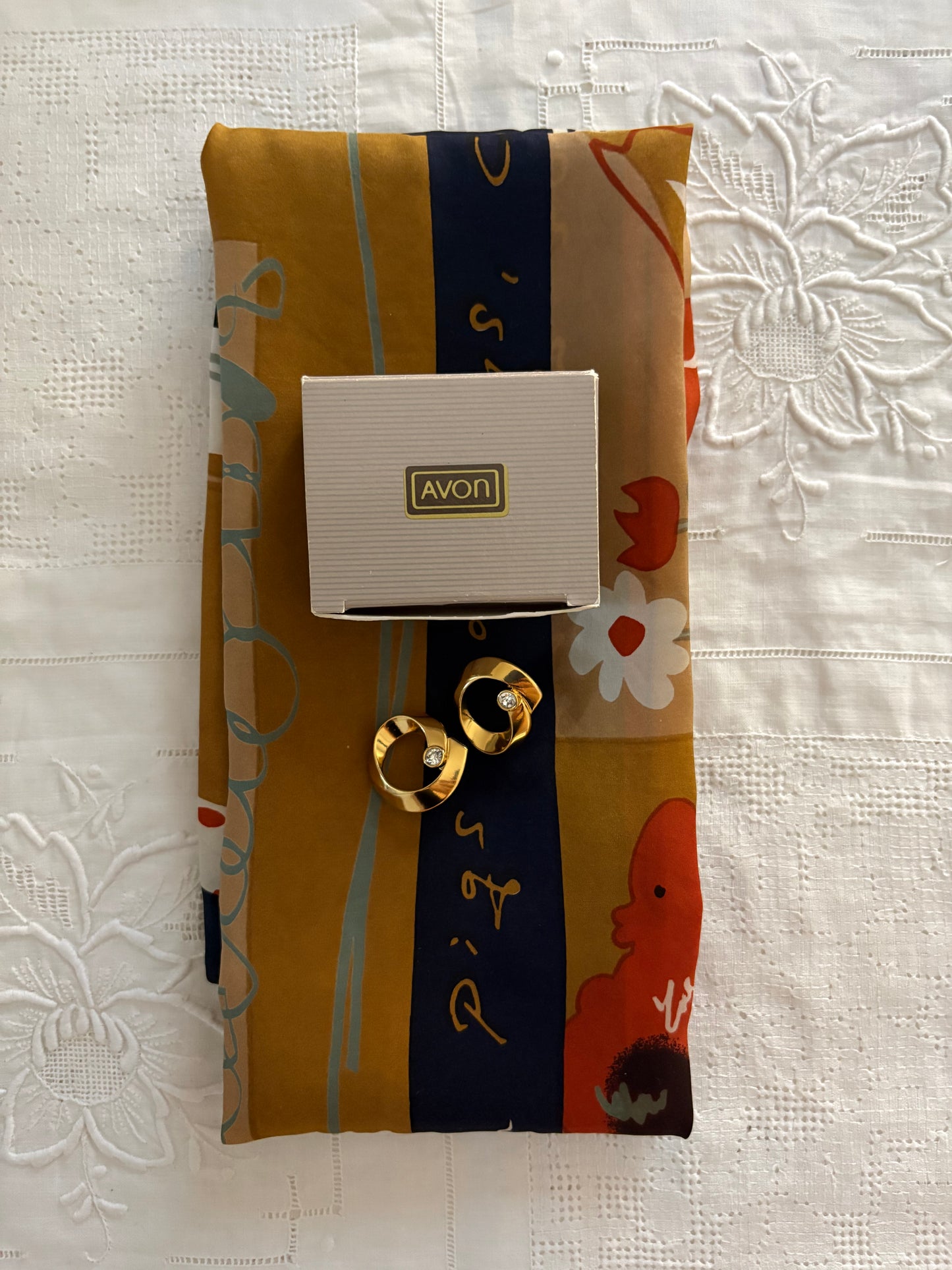 Pozłacane kolczyki Avon „Ribbon Sparkle”, 1987 rok