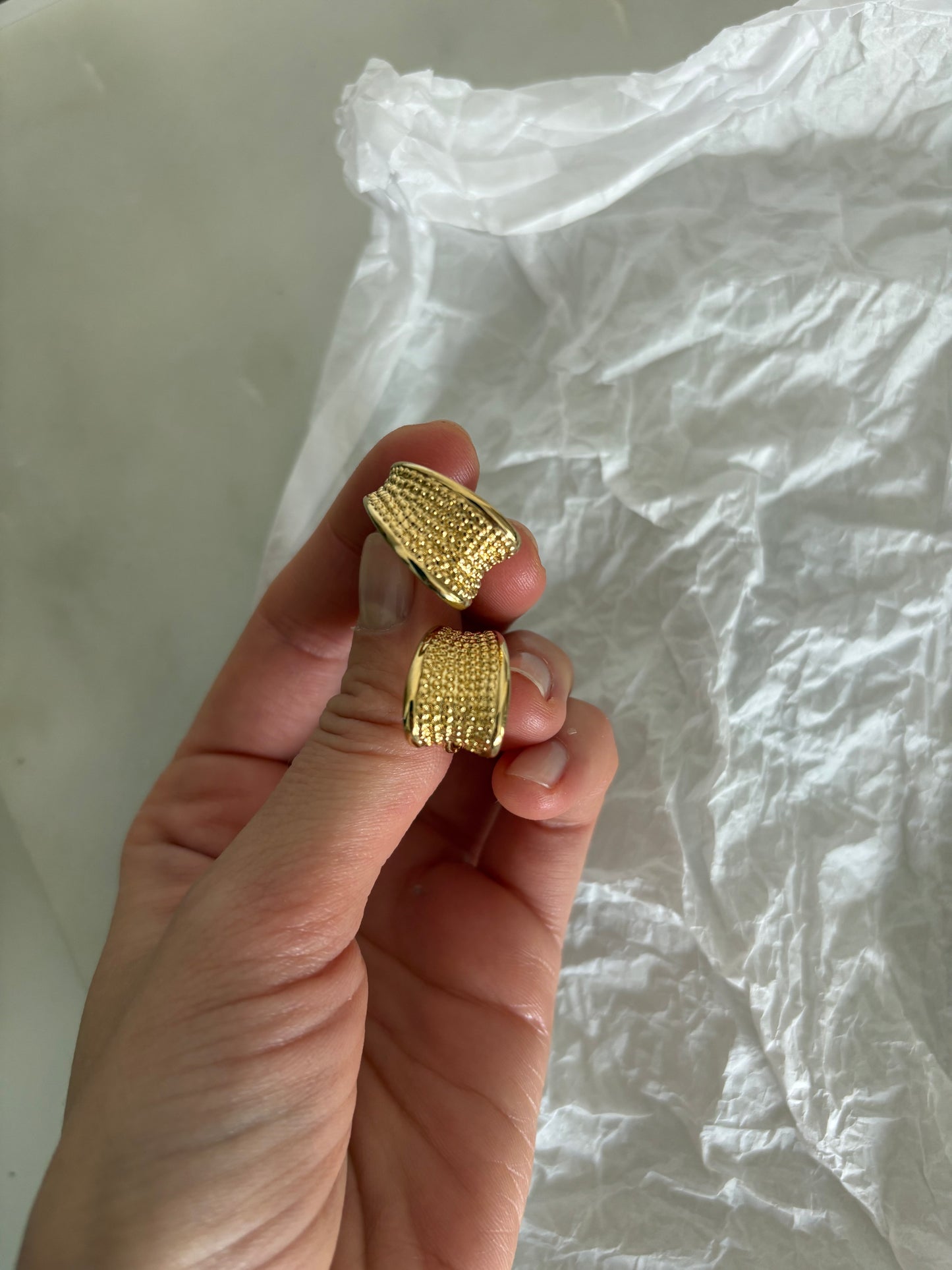 Klipsy Napier o fakturowanej powierzchni