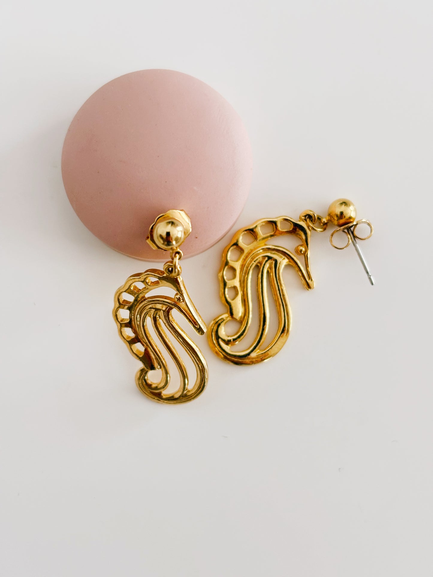 Kolczyki Avon “ Dangling seahorse”, 1990 rok