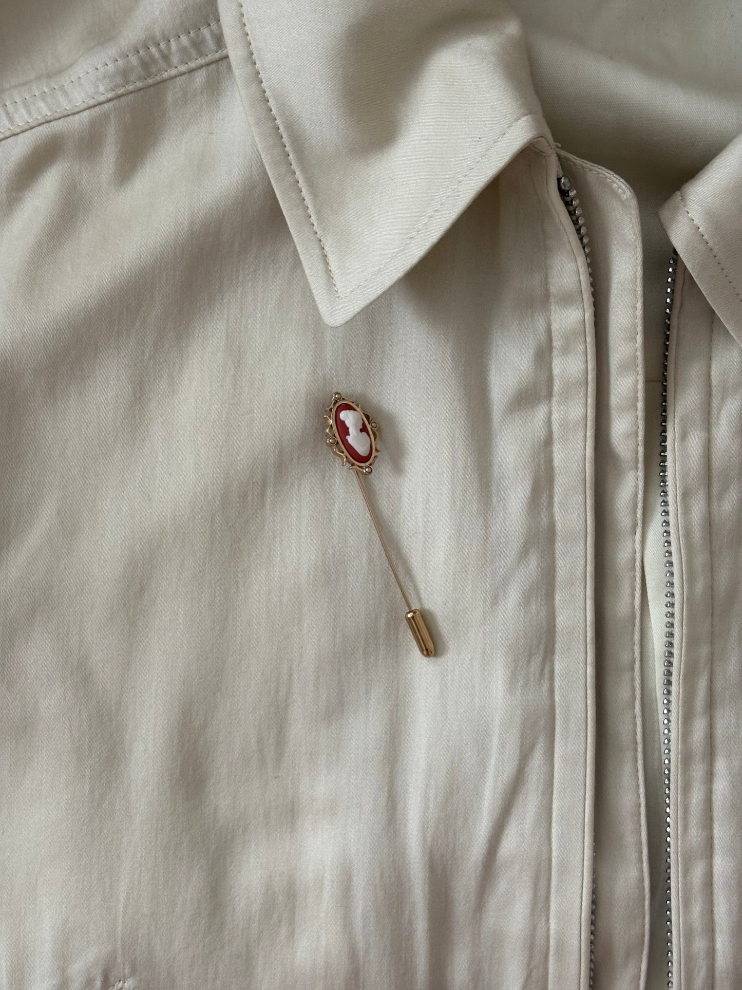 Szpilka z kameą Avon Cameo Stickpin (1978)