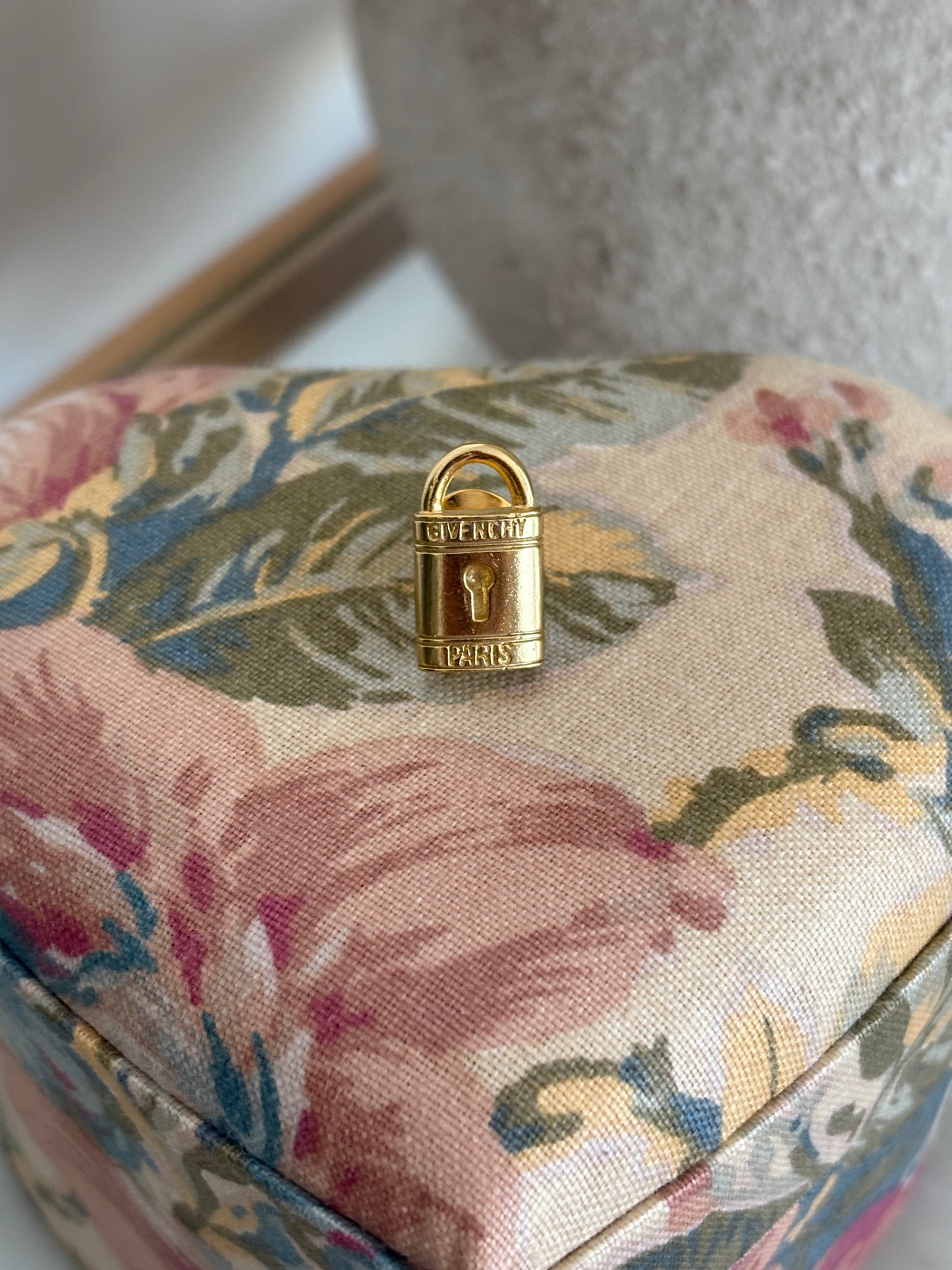 Pozłacana miniaturowa broszka Givenchy