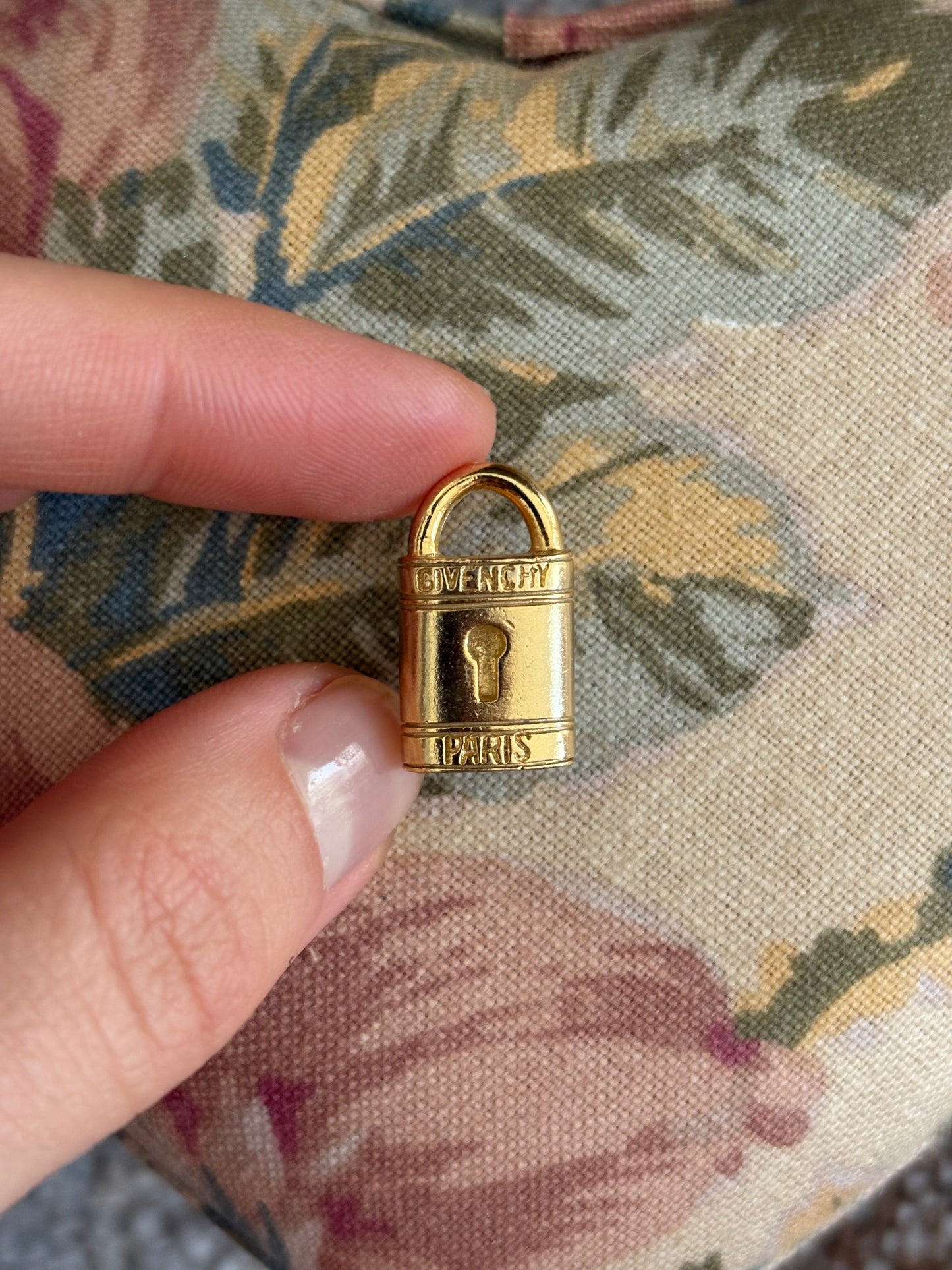 Pozłacana miniaturowa broszka Givenchy