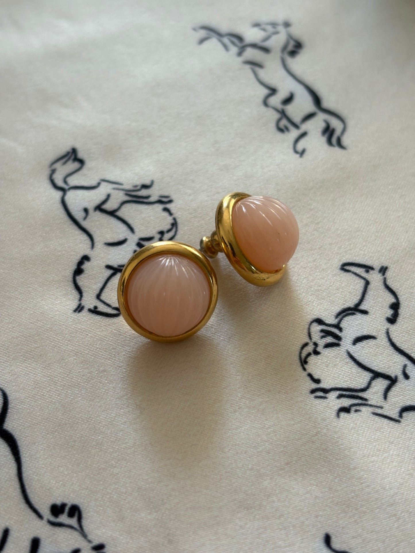 Kolczyki Trifari z rzeźbionym lucytem