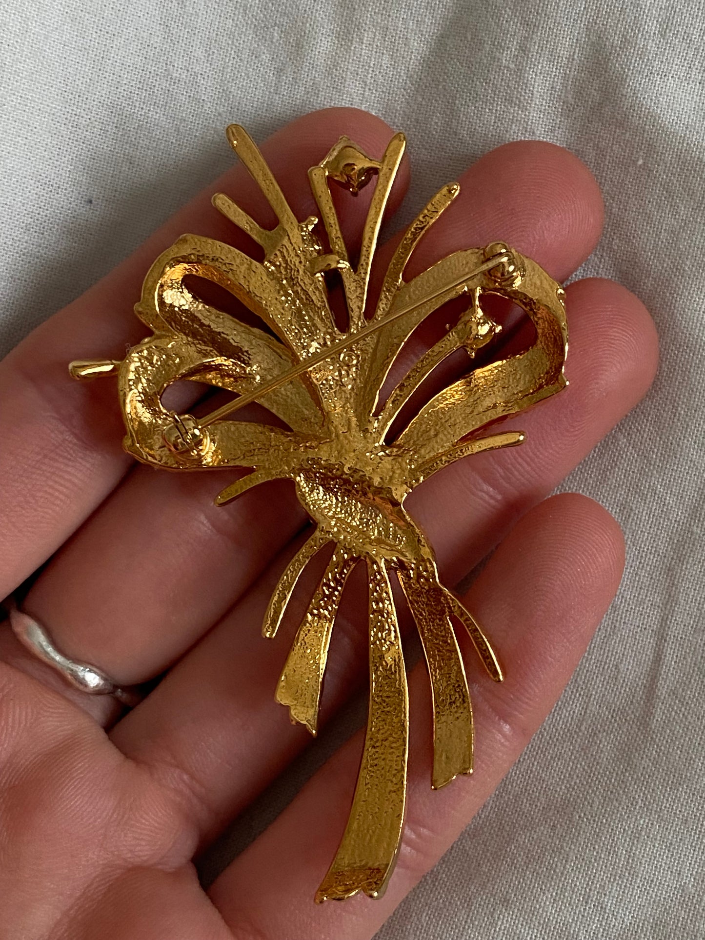 Broszka marki Avon z 1991 roku „Hollywood Glamour Pin”