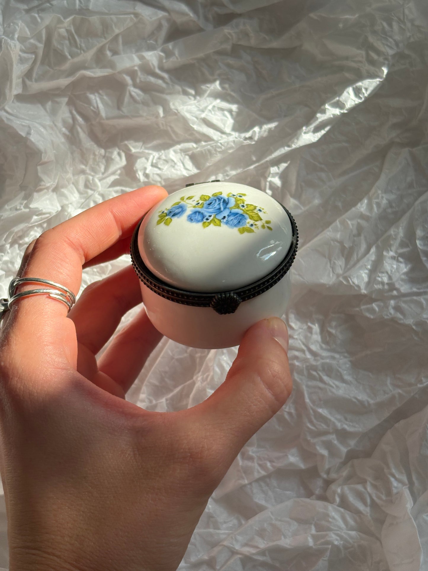 Okrągła szkatułka z porcelany z niebieskimi różami