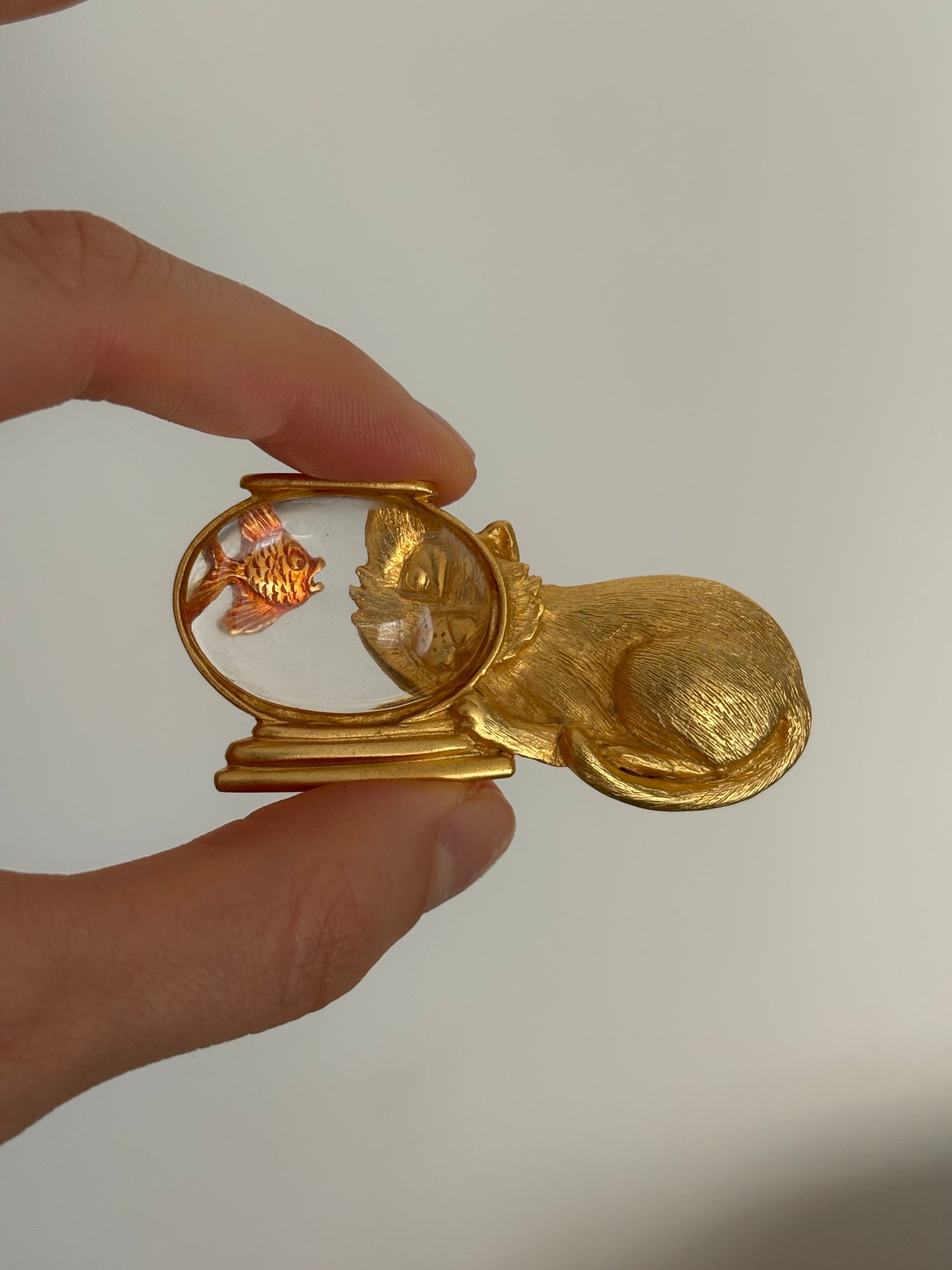 Pozłacana unikatowa broszka JJ z kotem