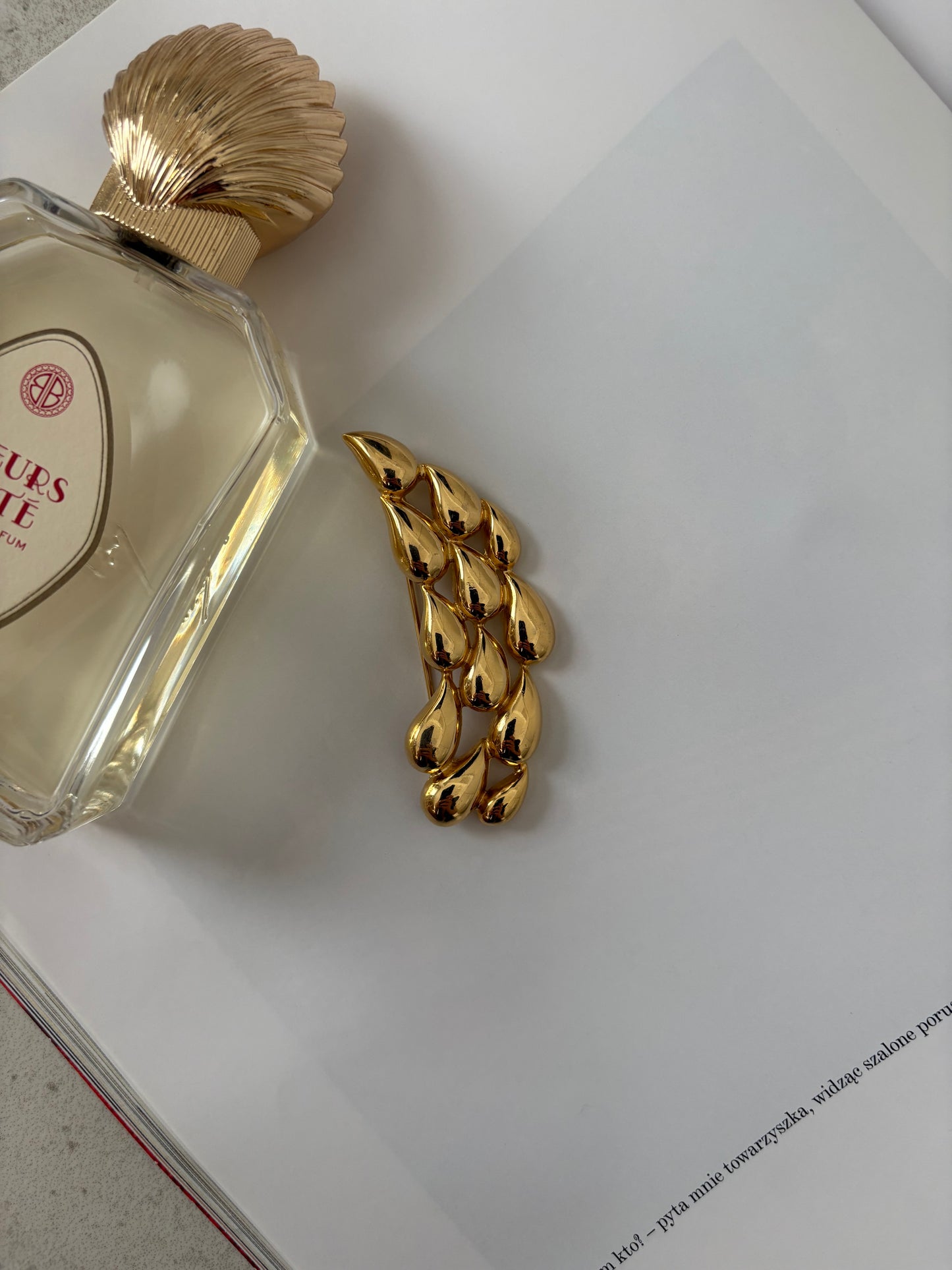 Pozłacana broszka Givenchy w formie kropli