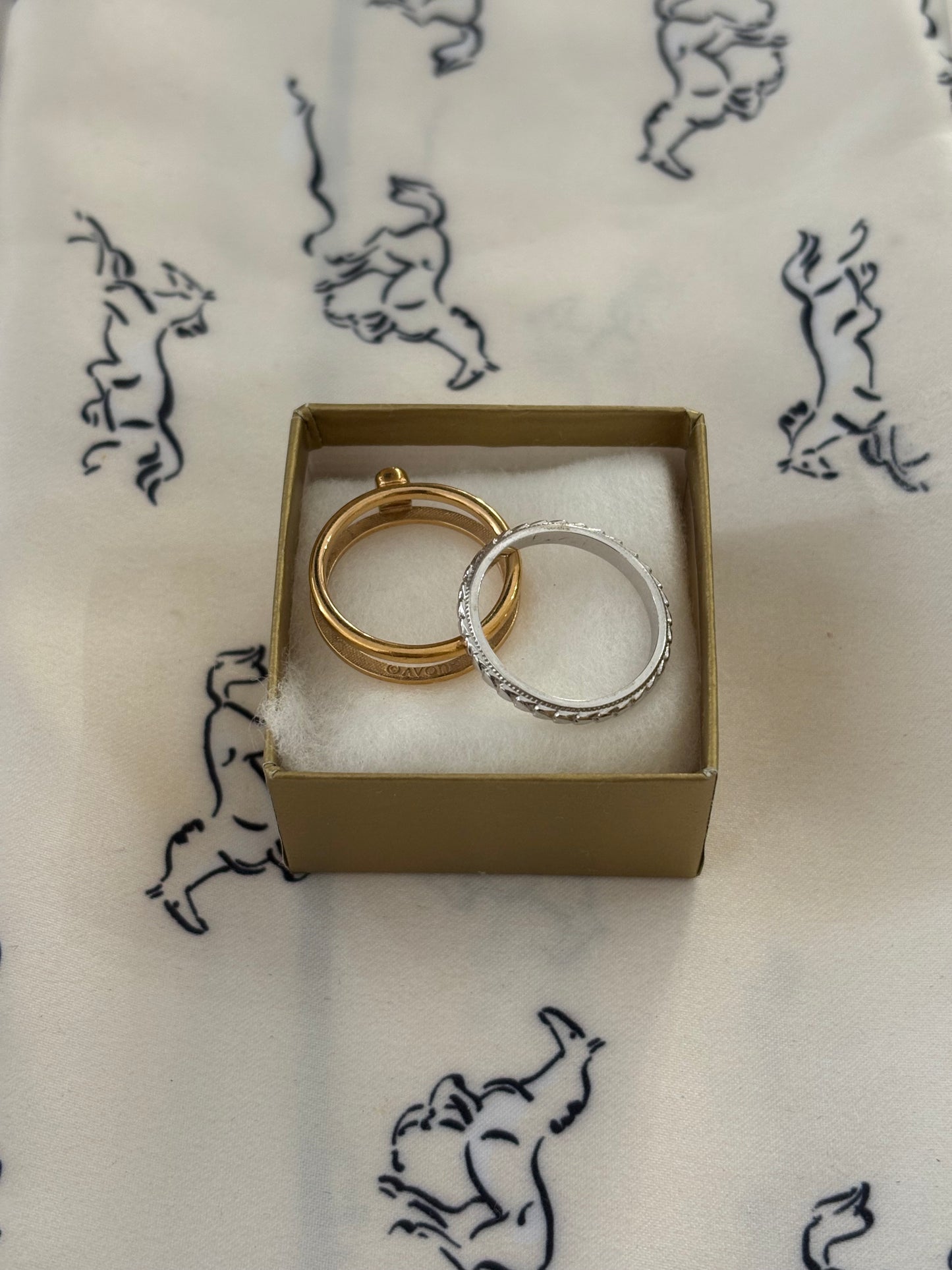 Rozbieralny pierścionek Avon „Lovesong”,1979 rok