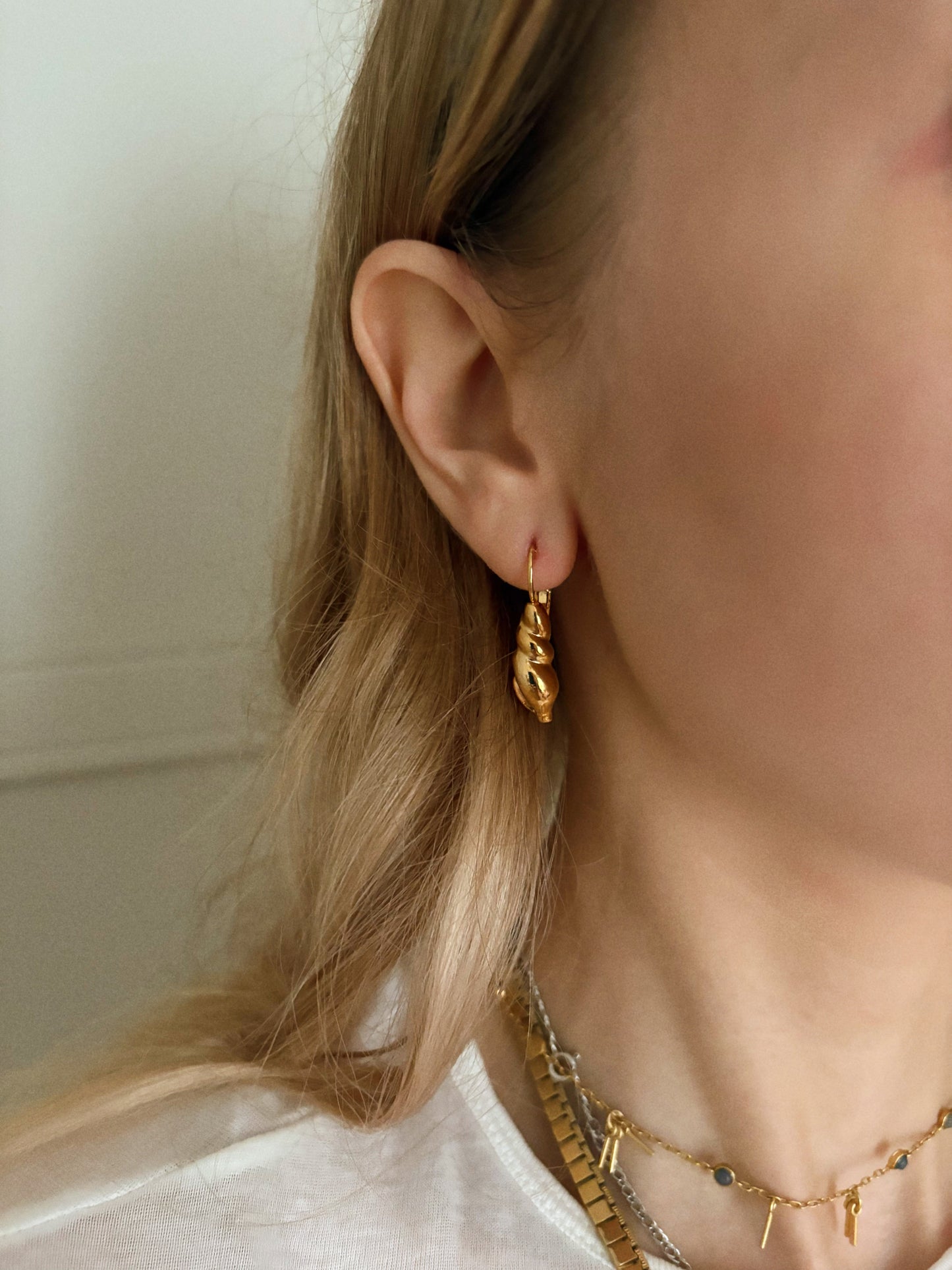 Avon "GOLDEN CLASSICS LEVERBACK" Earrings, 1997