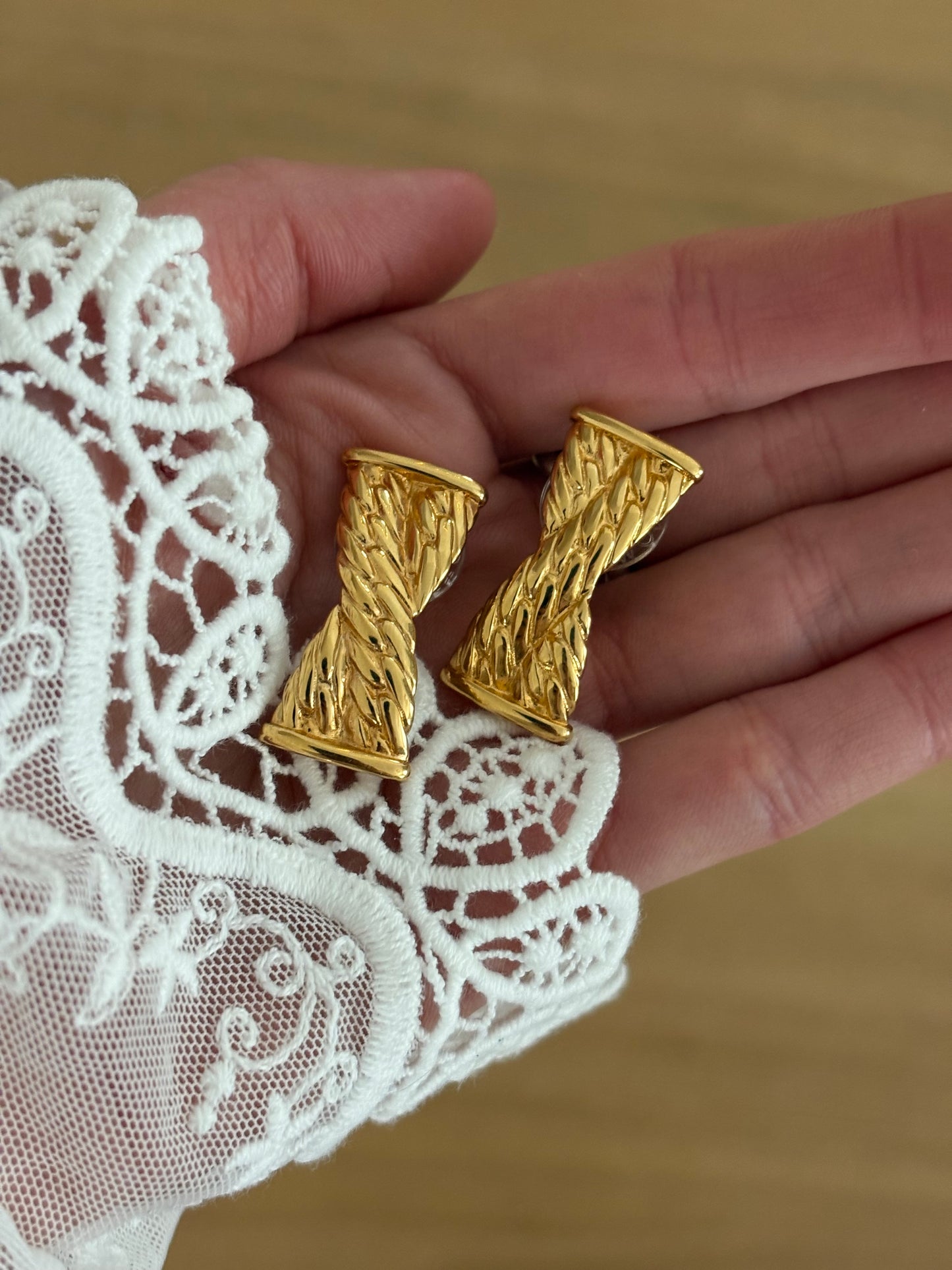 Monet earrings with a braid motif