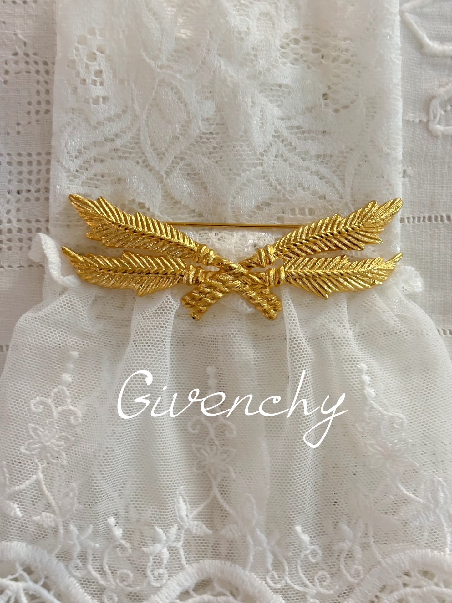 Pozłacana broszka Givenchy z motywem gałązek i kokardy
