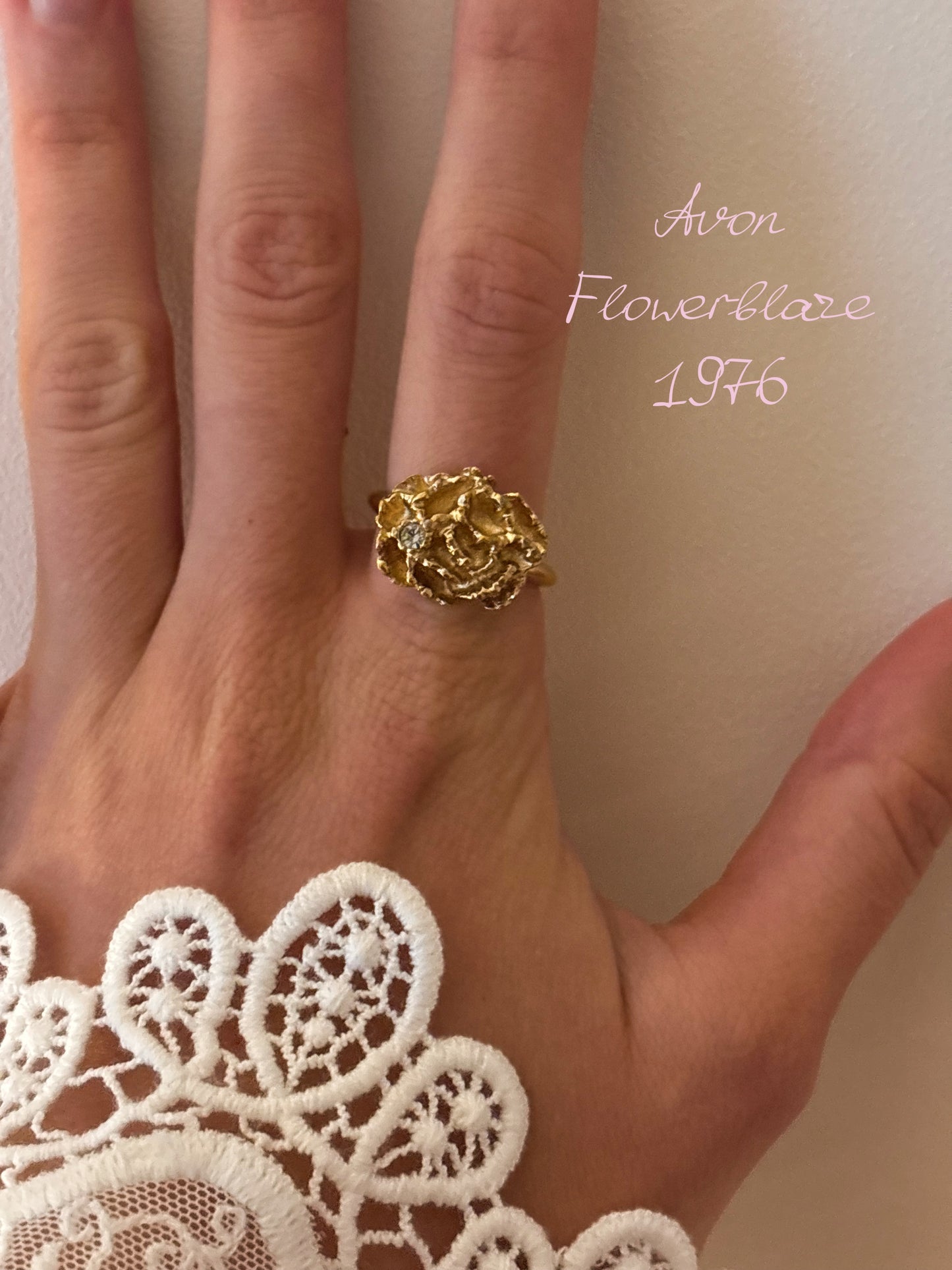 Pierścionek Avon „Flowerblaze”,1976 rok
