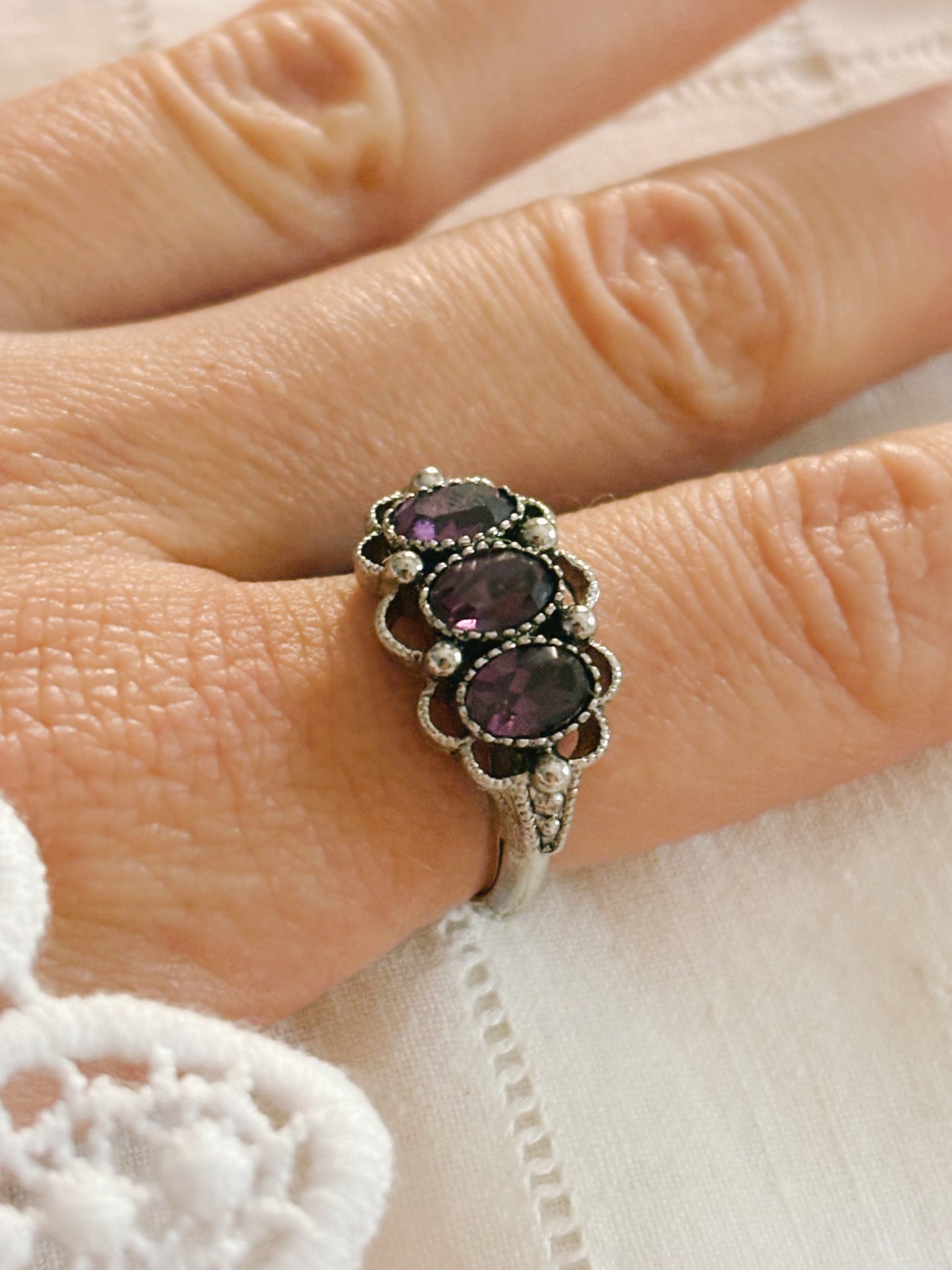 Pierścionek Avon „Purple Brilliance” ,1972 rok