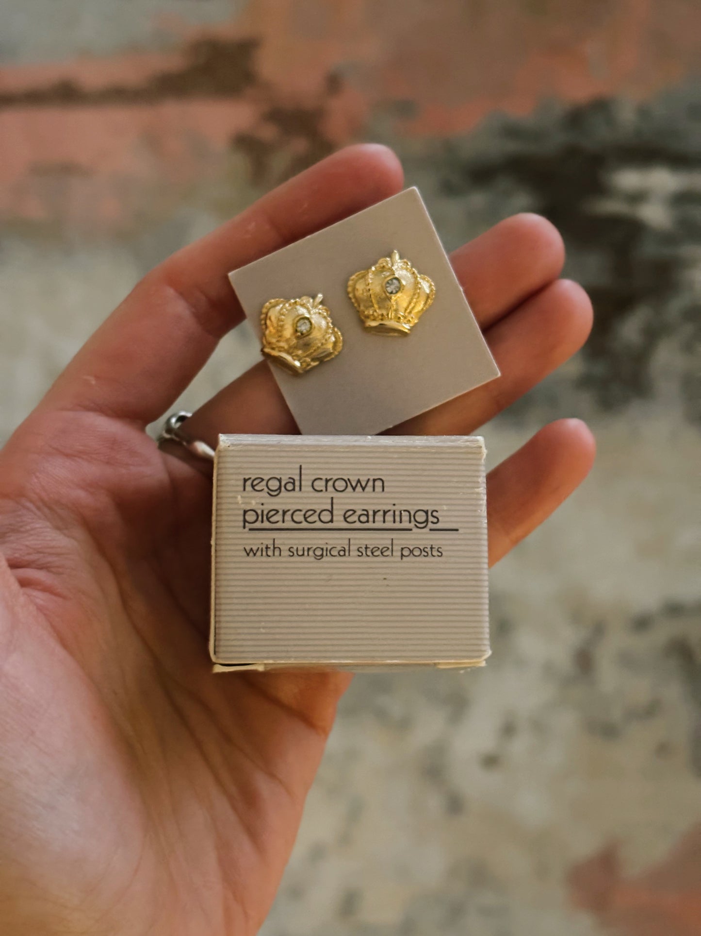 Pozłacane kolczyki Avon „Regal Crown”, 1989