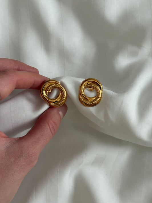 Pozłacane kolczyki Avon „Sculptured Swirl”,1991 rok