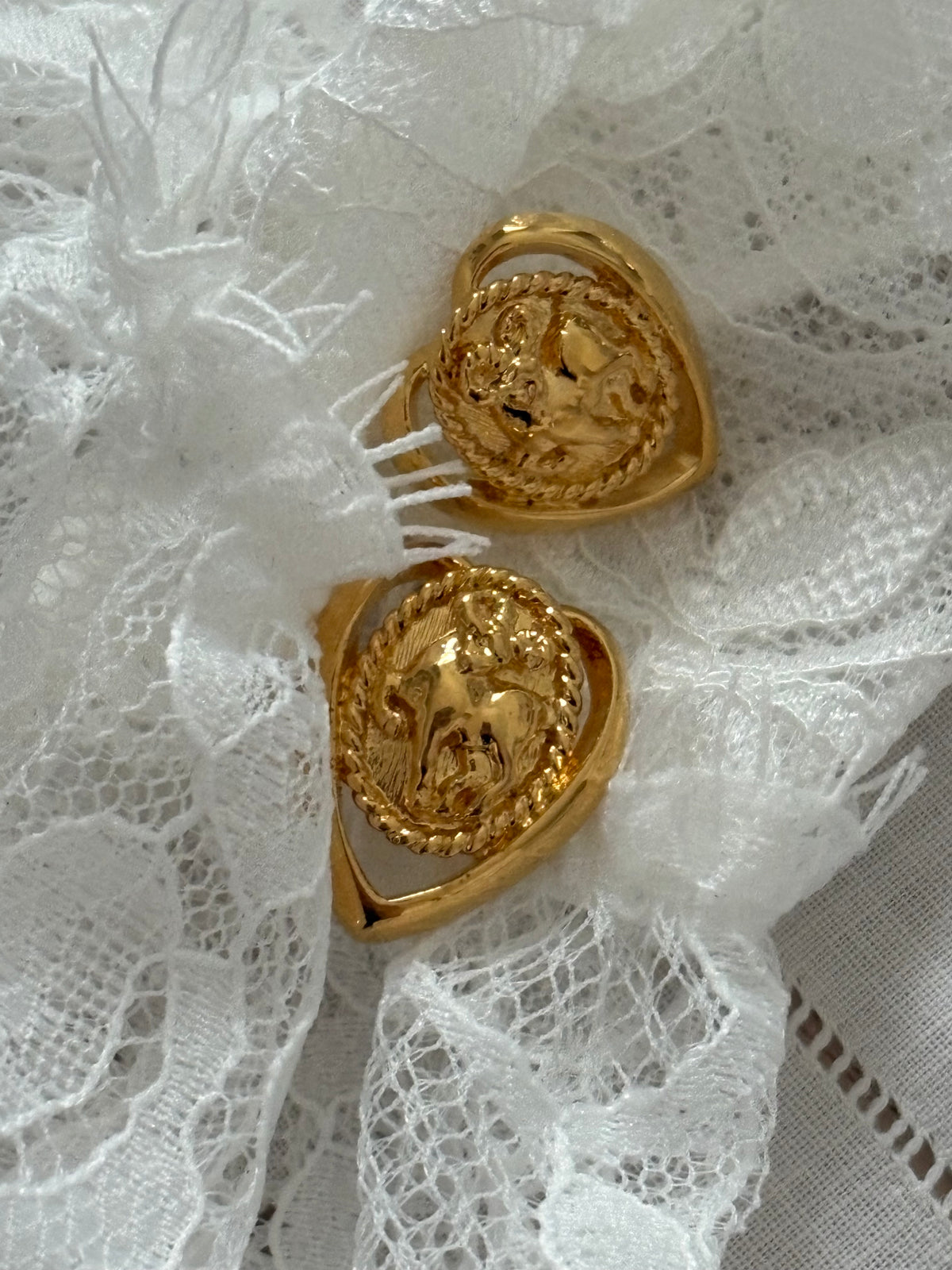Pozłacane kolczyki Avon, 1991 rok “Horoskop”