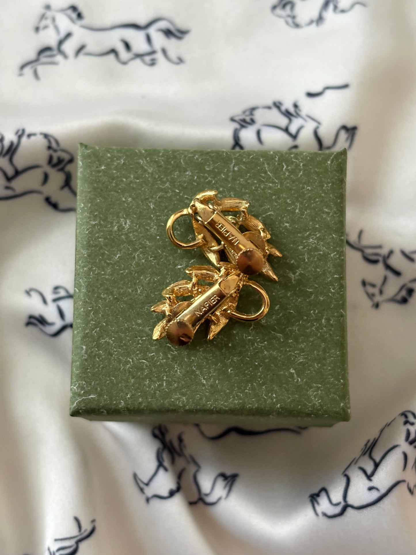 Pozłacane klipsy Napier w motywie liści