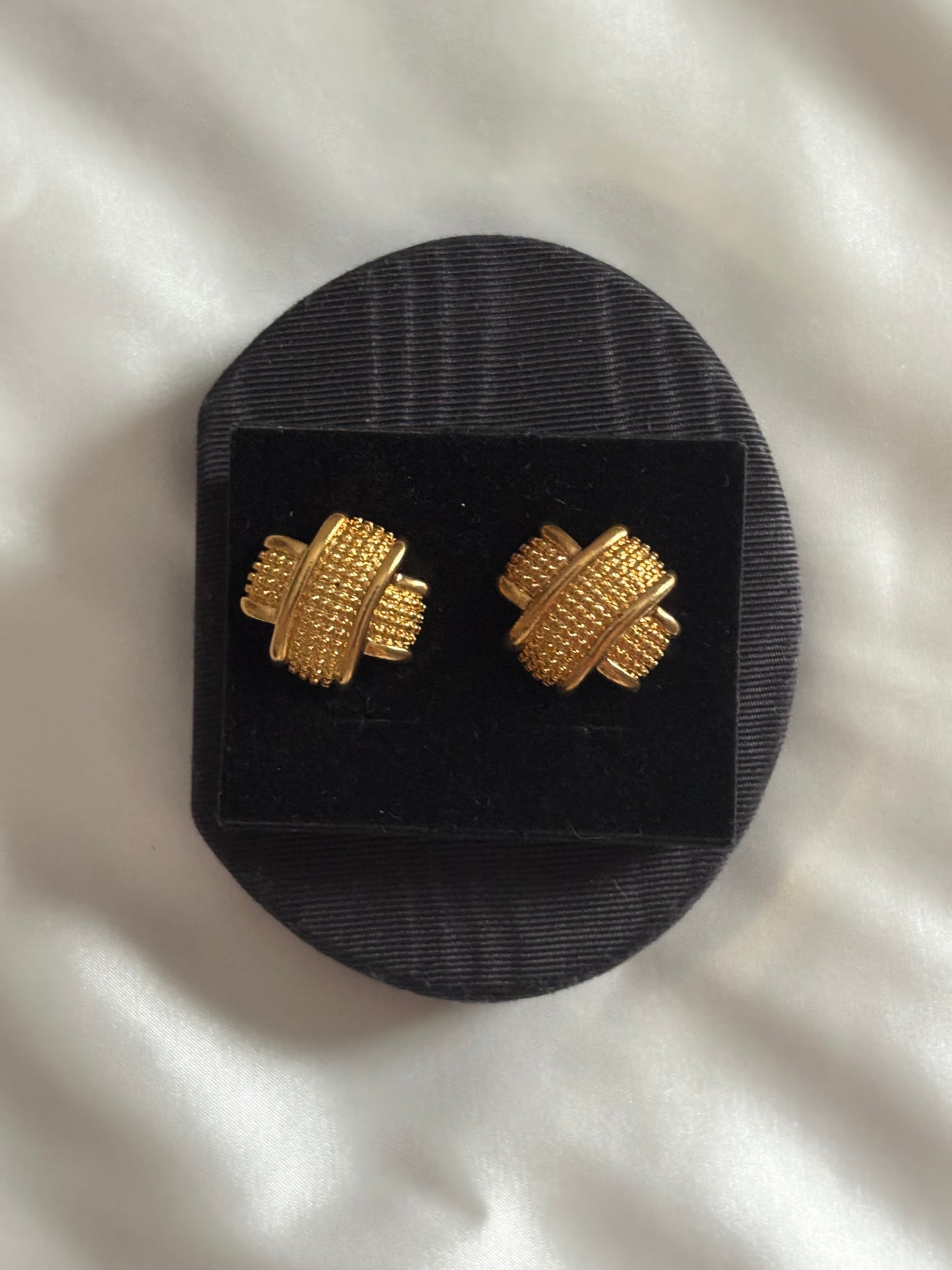 Pozłacane kolczyki Avon o geometrycznym splocie