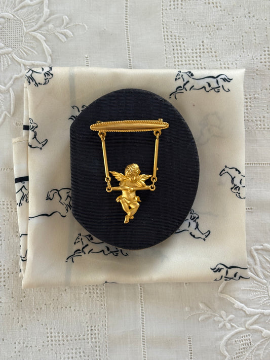 Pozłacana broszka JJ z aniołkiem na huśtawce