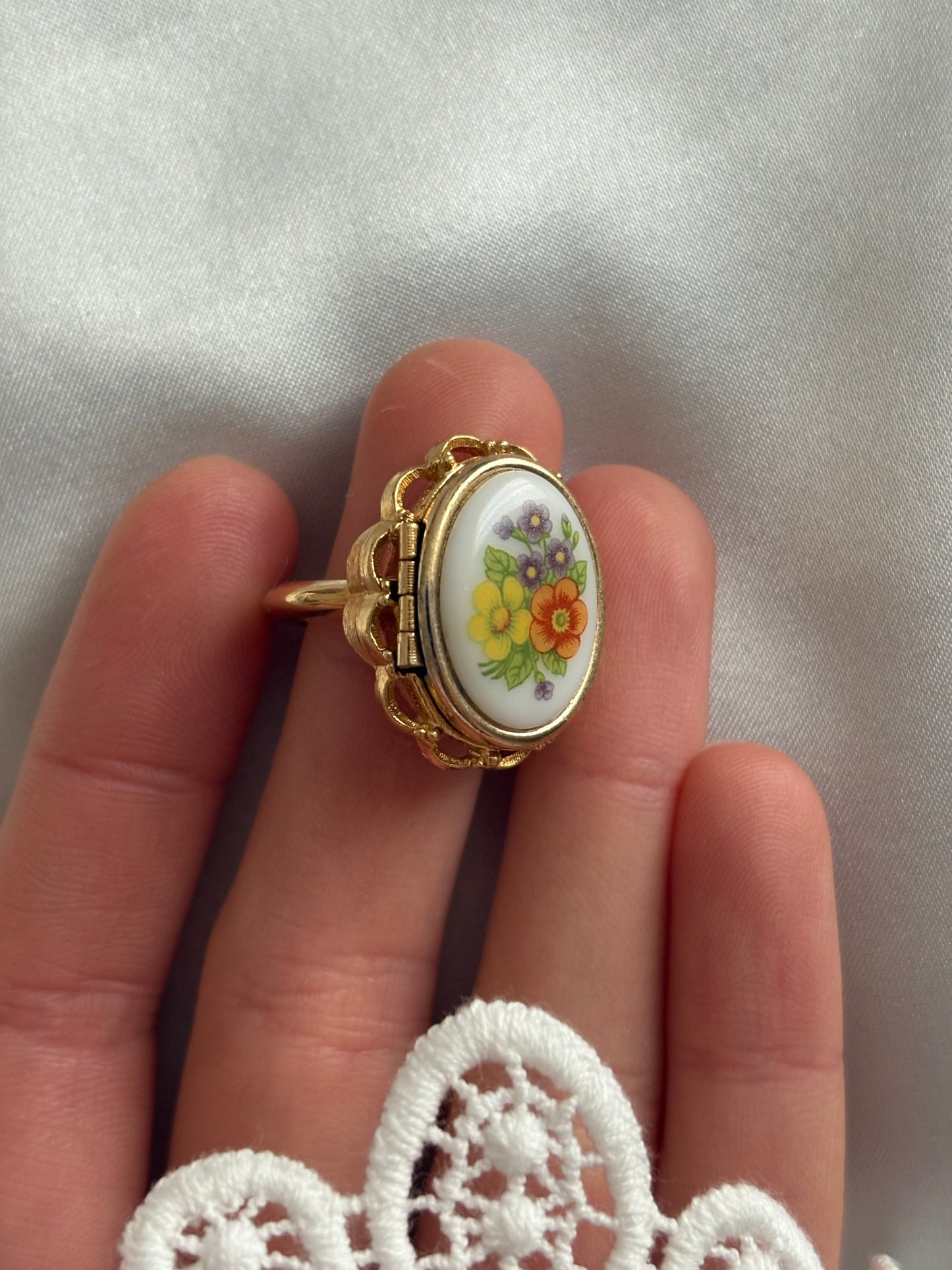 Unikatowy pierścionek Avon “ French Flowers Locket”,1975 rok
