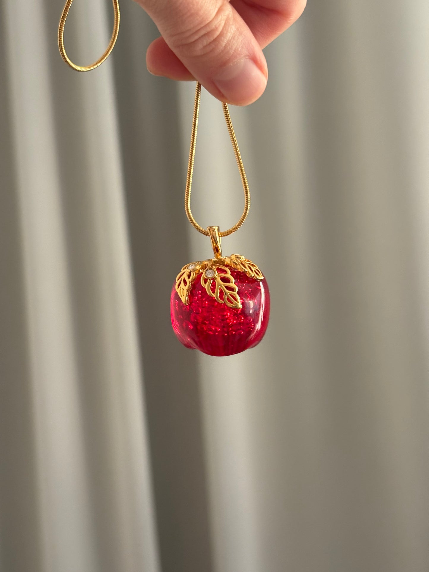 Naszyjnik Avon „Elegant apple”,1994 rok