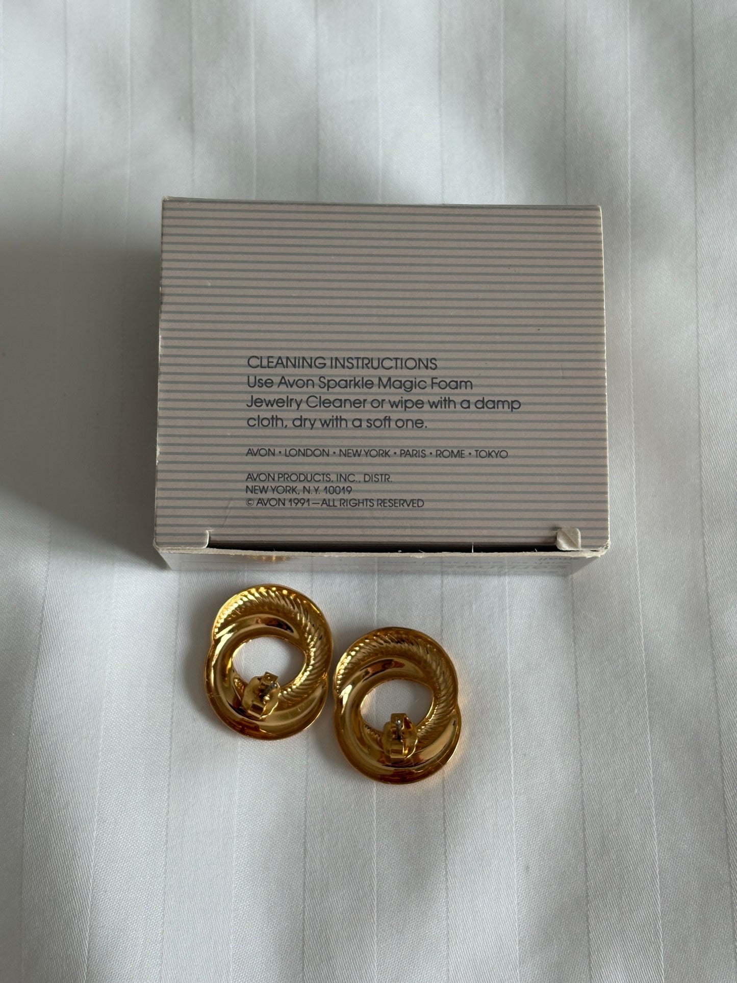 Pozłacane kolczyki Avon „Sculptured Swirl”,1991 rok