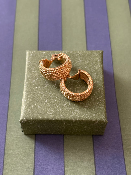 Pozłacane fakturowane klipsy Monet