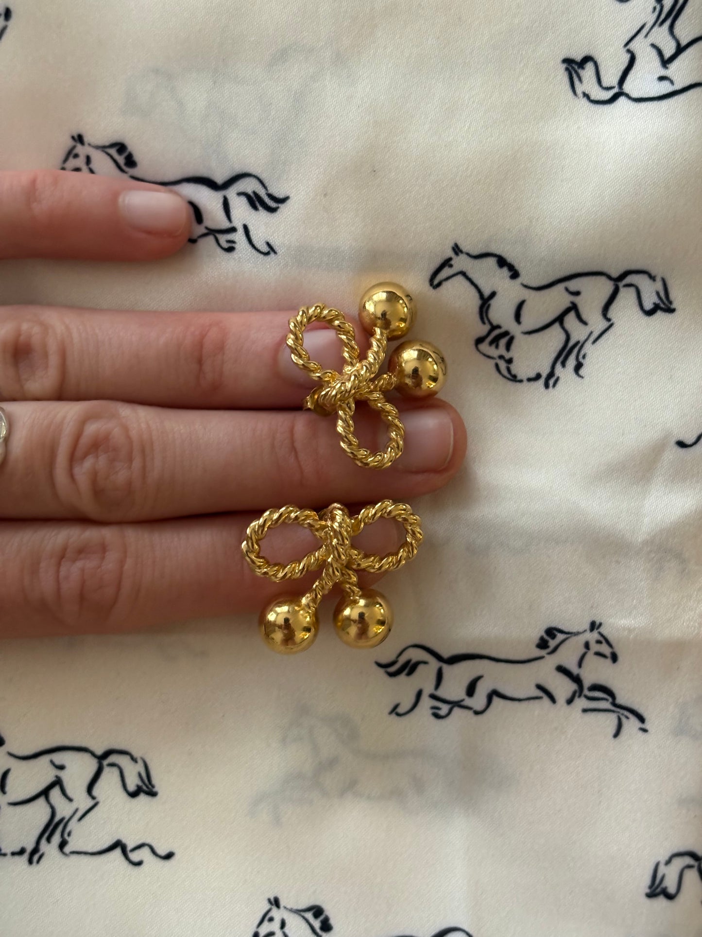 Kolczyki marki Joan Rivers w postaci kokardki