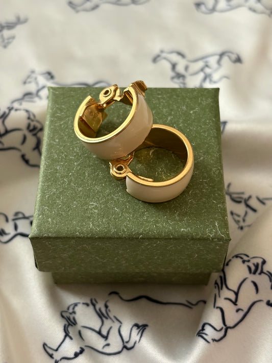 Klipsy z białą emalią Monet