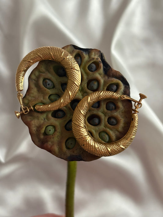 Lekkie klipsy Napier o fakturowanej powierzchni